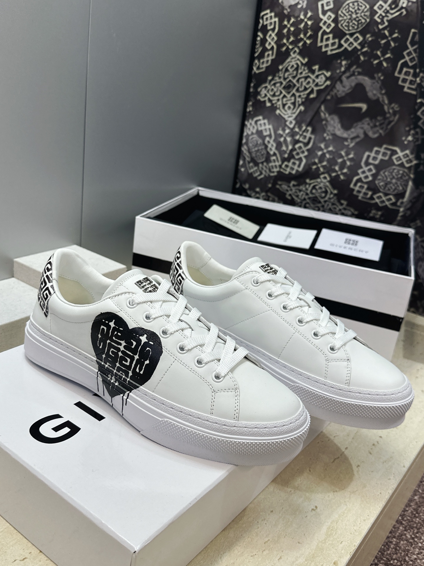 男士+20 顶级版 GIVENCHY 2026春夏经典情侣款系带四季休闲鞋 纪梵希印花字母logo五金扣平底圆头低帮拼色 男士+20 顶级版 GIVENCHY 2026春夏经典情侣款系带四季休闲鞋 纪梵希印花字母logo五金扣平底圆头低帮拼色