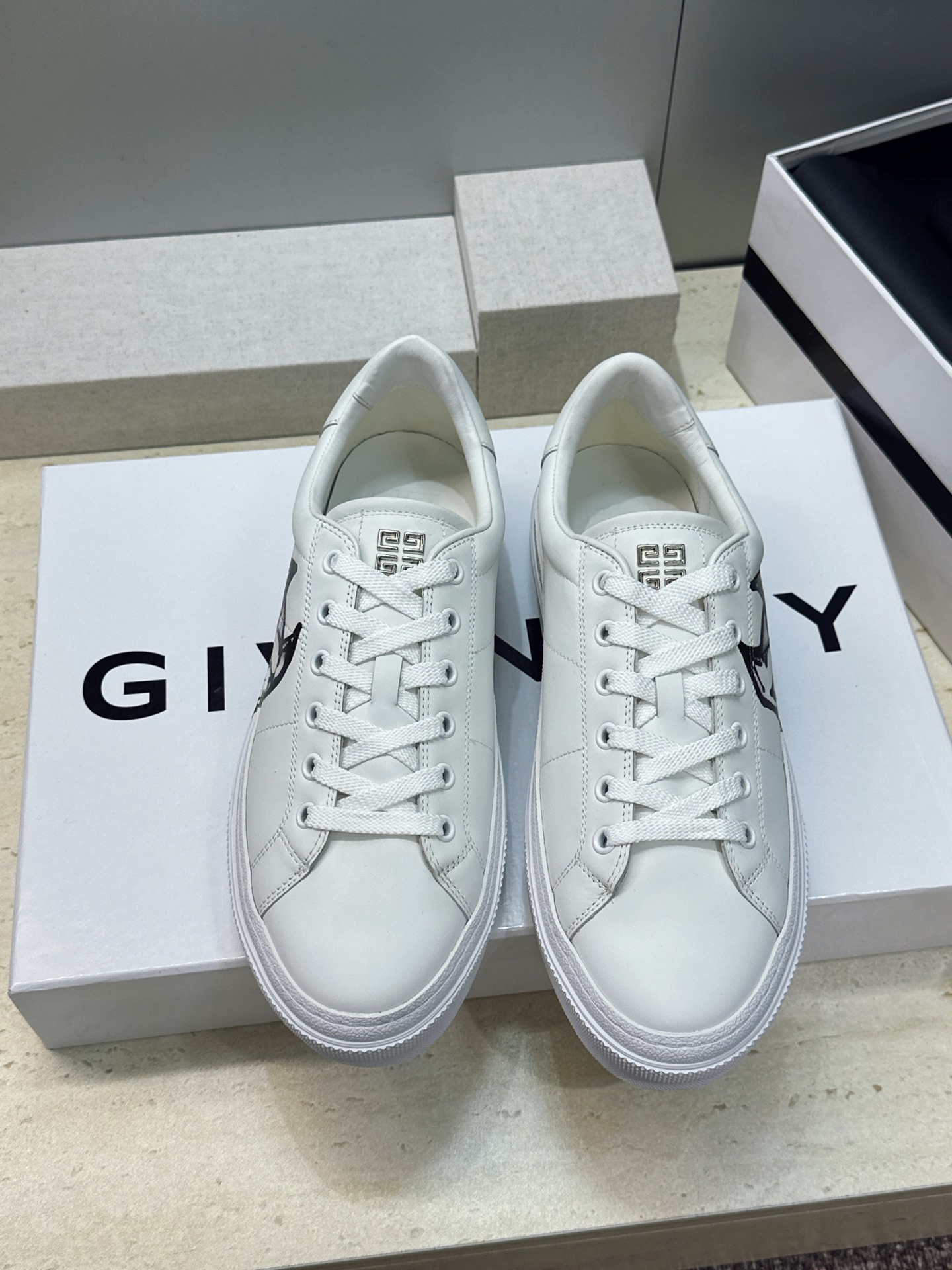 男士+20 顶级版 GIVENCHY 2026春夏经典情侣款系带四季休闲鞋 纪梵希印花字母logo五金扣平底圆头低帮拼色 男士+20 顶级版 GIVENCHY 2026春夏经典情侣款系带四季休闲鞋 纪梵希印花字母logo五金扣平底圆头低帮拼色