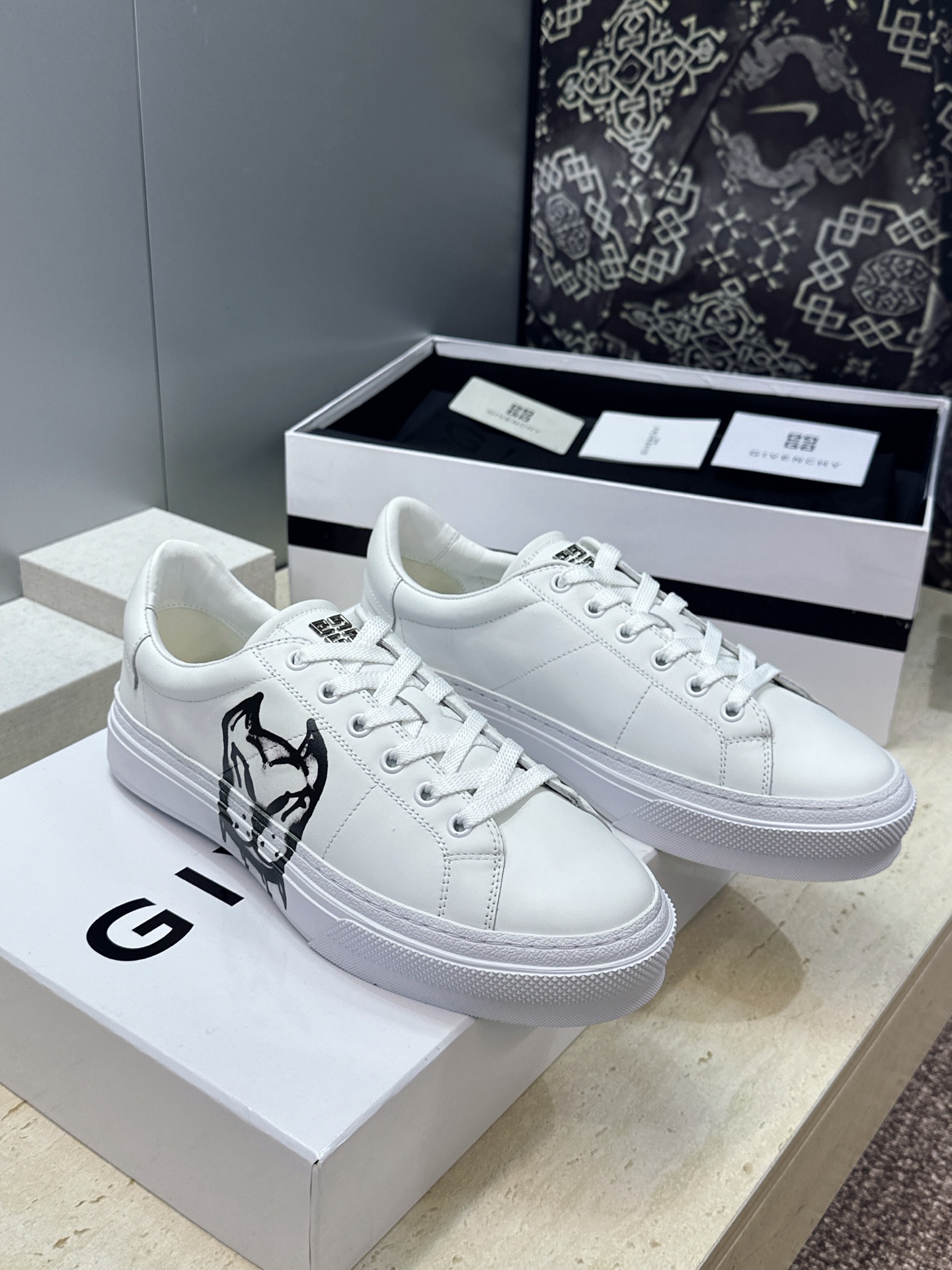 男士+20 顶级版 GIVENCHY 2026春夏经典情侣款系带四季休闲鞋 纪梵希印花字母logo五金扣平底圆头低帮拼色 男士+20 顶级版 GIVENCHY 2026春夏经典情侣款系带四季休闲鞋 纪梵希印花字母logo五金扣平底圆头低帮拼色