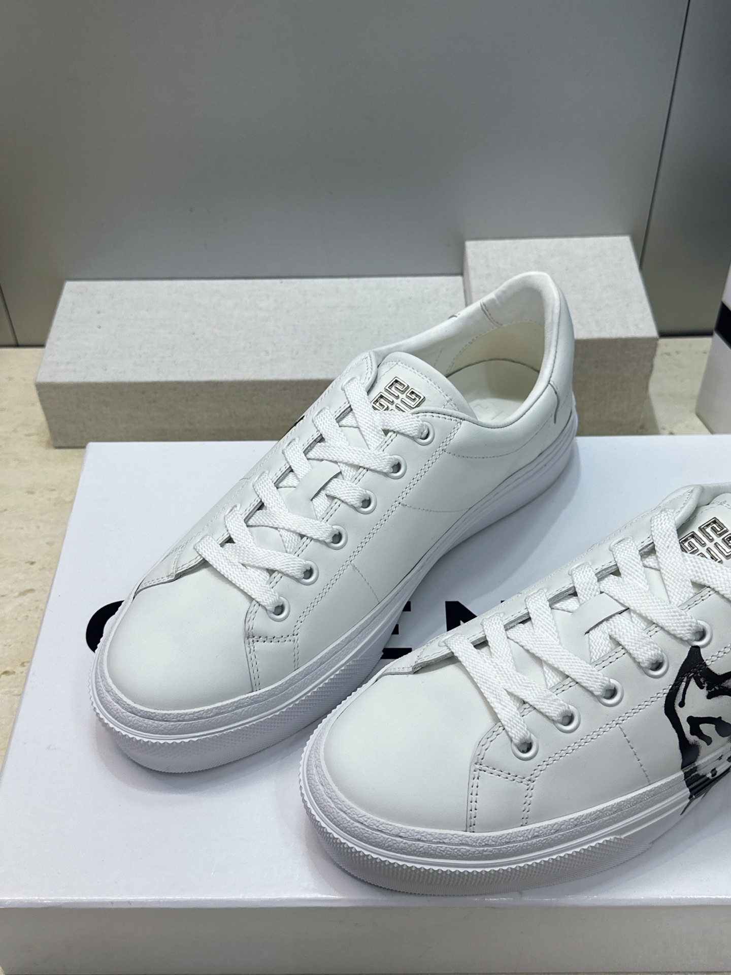 男士+20 顶级版 GIVENCHY 2026春夏经典情侣款系带四季休闲鞋 纪梵希印花字母logo五金扣平底圆头低帮拼色 男士+20 顶级版 GIVENCHY 2026春夏经典情侣款系带四季休闲鞋 纪梵希印花字母logo五金扣平底圆头低帮拼色
