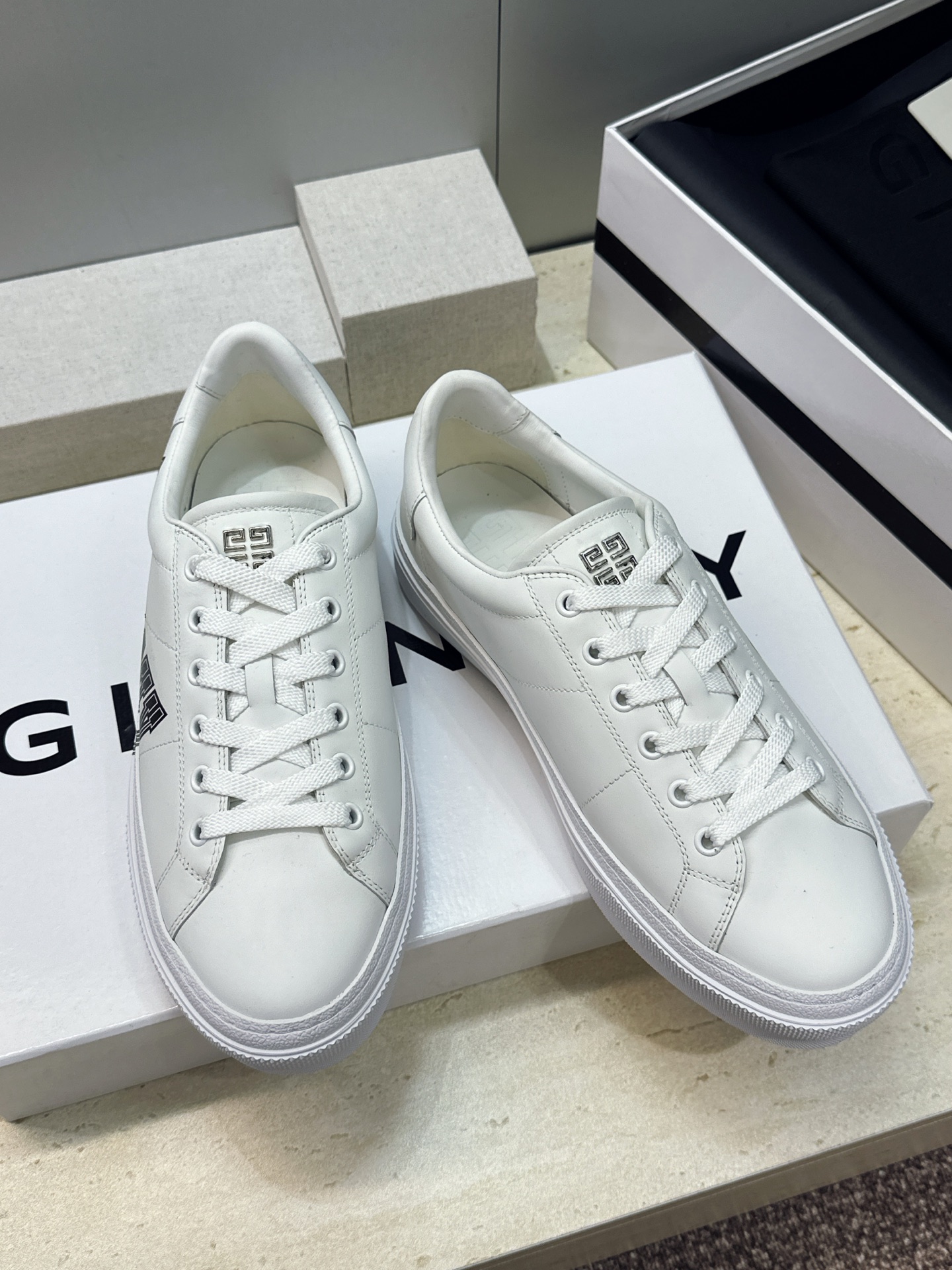 男士+20 顶级版 GIVENCHY 2026春夏经典情侣款系带四季休闲鞋 纪梵希印花字母logo五金扣平底圆头低帮拼色 男士+20 顶级版 GIVENCHY 2026春夏经典情侣款系带四季休闲鞋 纪梵希印花字母logo五金扣平底圆头低帮拼色