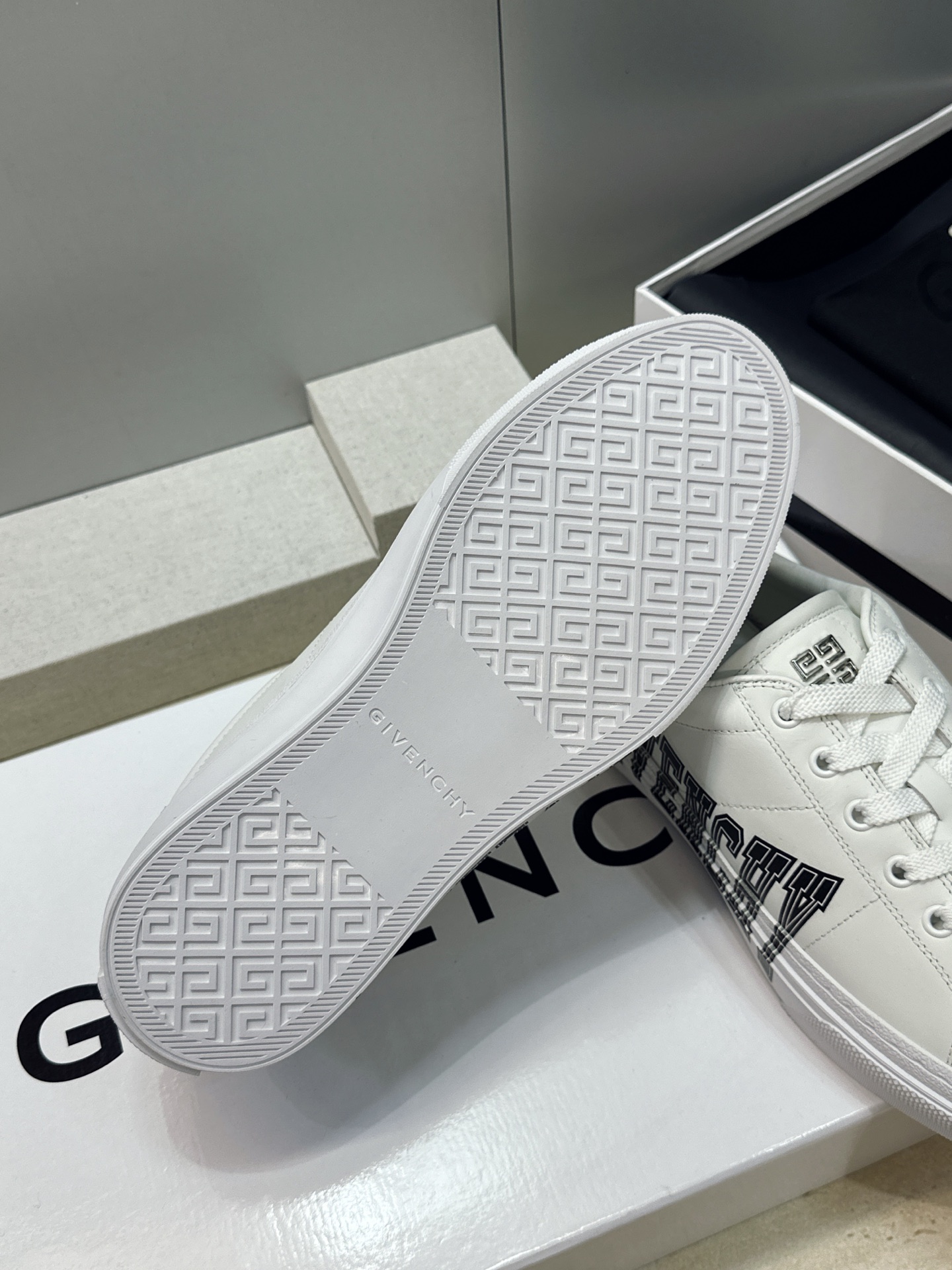 男士+20 顶级版 GIVENCHY 2026春夏经典情侣款系带四季休闲鞋 纪梵希印花字母logo五金扣平底圆头低帮拼色 男士+20 顶级版 GIVENCHY 2026春夏经典情侣款系带四季休闲鞋 纪梵希印花字母logo五金扣平底圆头低帮拼色