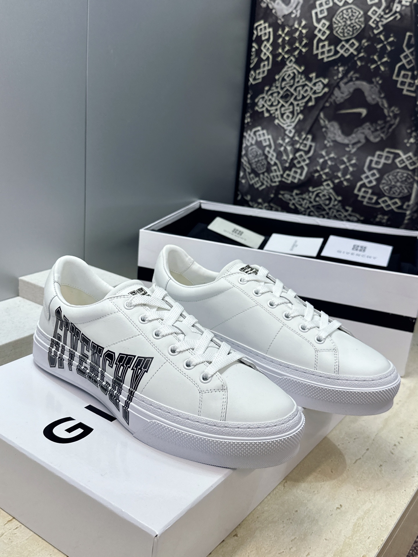 男士+20 顶级版 GIVENCHY 2026春夏经典情侣款系带四季休闲鞋 纪梵希印花字母logo五金扣平底圆头低帮拼色 男士+20 顶级版 GIVENCHY 2026春夏经典情侣款系带四季休闲鞋 纪梵希印花字母logo五金扣平底圆头低帮拼色