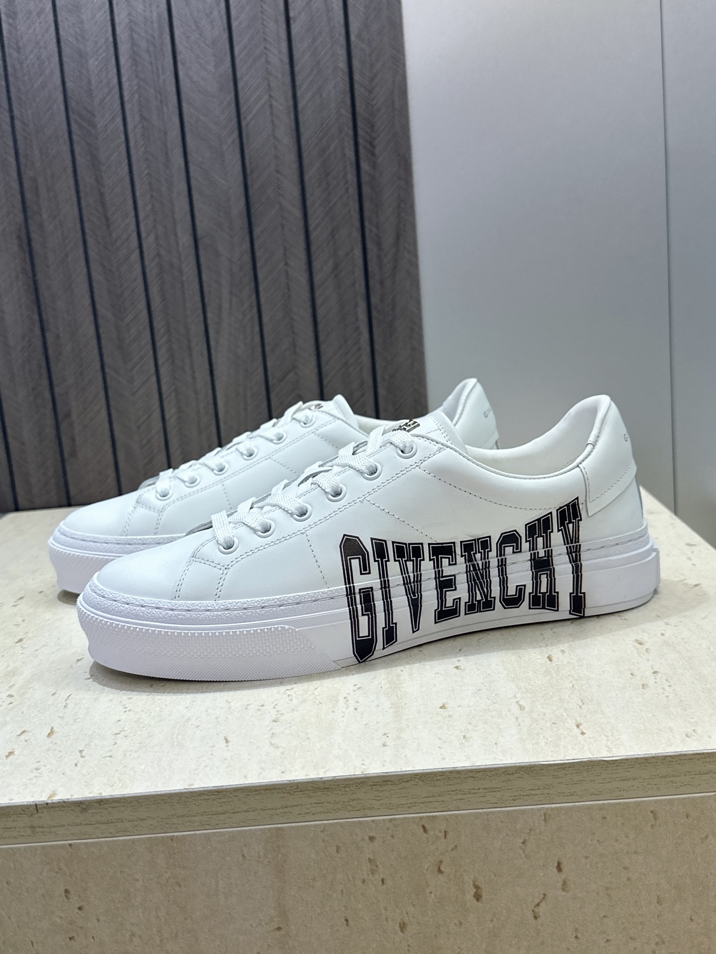 男士+20 顶级版 GIVENCHY 2026春夏经典情侣款系带四季休闲鞋 纪梵希印花字母logo五金扣平底圆头低帮拼色 男士+20 顶级版 GIVENCHY 2026春夏经典情侣款系带四季休闲鞋 纪梵希印花字母logo五金扣平底圆头低帮拼色