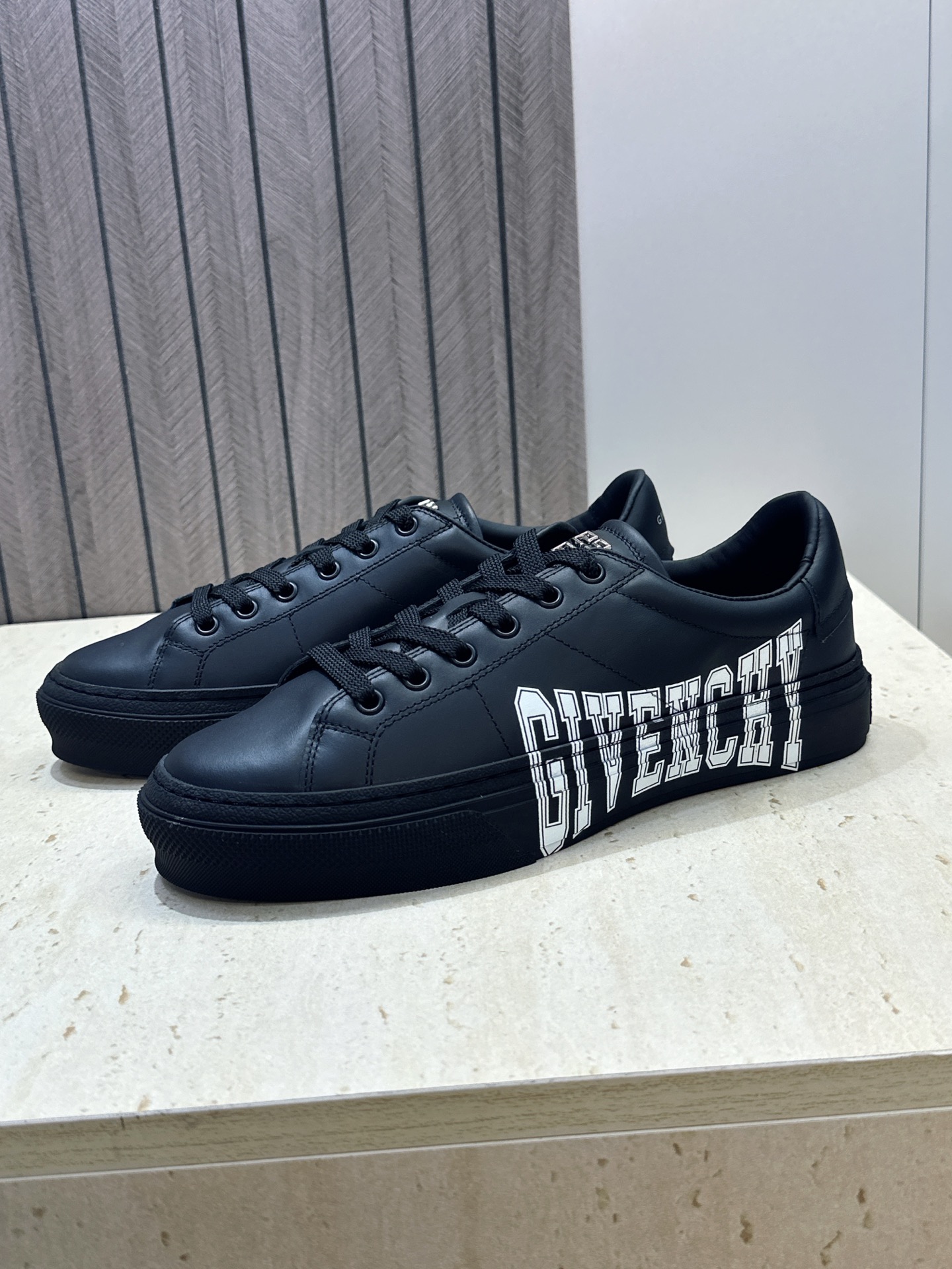 男士+20 顶级版 GIVENCHY 2026春夏经典情侣款系带四季休闲鞋 纪梵希印花字母logo五金扣平底圆头低帮拼色 男士+20 顶级版 GIVENCHY 2026春夏经典情侣款系带四季休闲鞋 纪梵希印花字母logo五金扣平底圆头低帮拼色