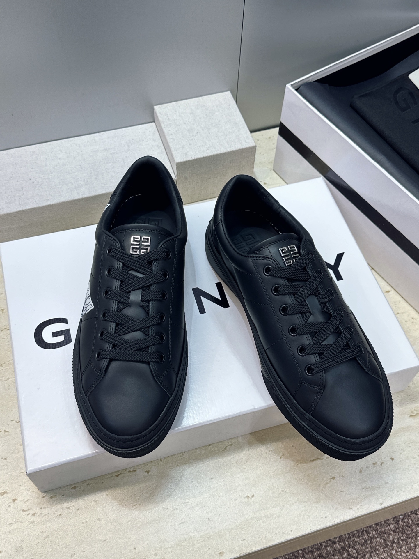 男士+20 顶级版 GIVENCHY 2026春夏经典情侣款系带四季休闲鞋 纪梵希印花字母logo五金扣平底圆头低帮拼色 男士+20 顶级版 GIVENCHY 2026春夏经典情侣款系带四季休闲鞋 纪梵希印花字母logo五金扣平底圆头低帮拼色