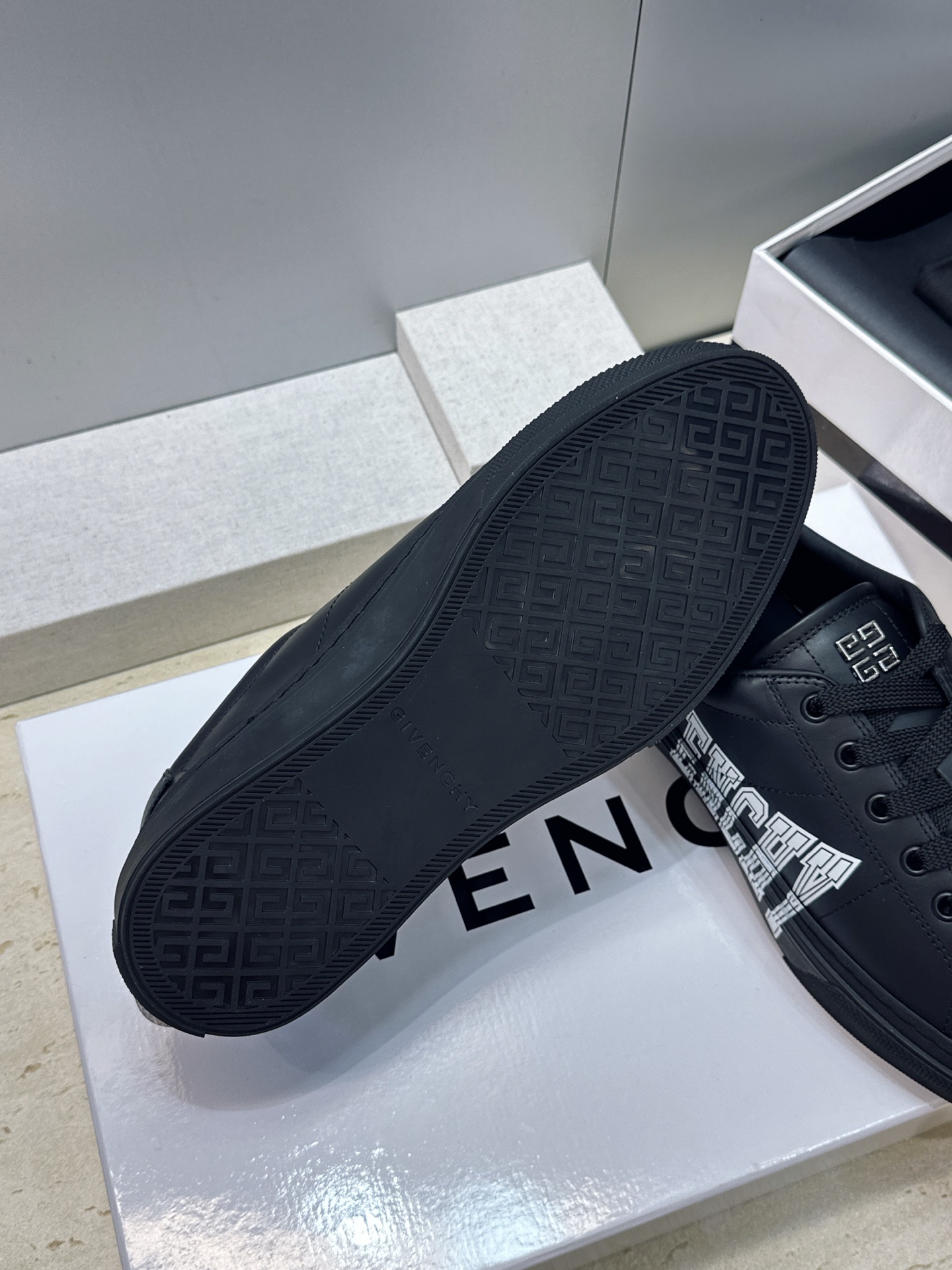 男士+20 顶级版 GIVENCHY 2026春夏经典情侣款系带四季休闲鞋 纪梵希印花字母logo五金扣平底圆头低帮拼色 男士+20 顶级版 GIVENCHY 2026春夏经典情侣款系带四季休闲鞋 纪梵希印花字母logo五金扣平底圆头低帮拼色