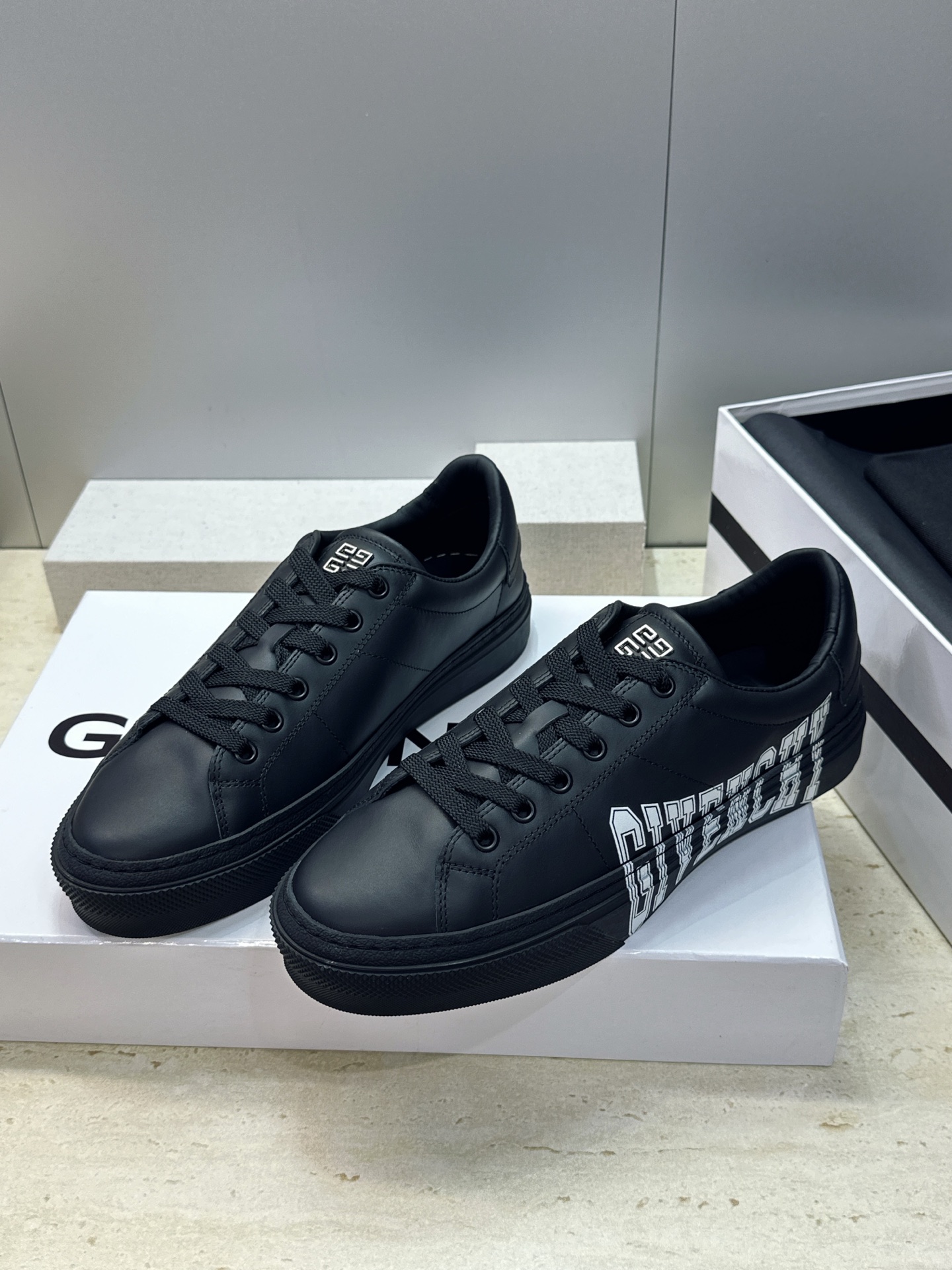 男士+20 顶级版 GIVENCHY 2026春夏经典情侣款系带四季休闲鞋 纪梵希印花字母logo五金扣平底圆头低帮拼色 男士+20 顶级版 GIVENCHY 2026春夏经典情侣款系带四季休闲鞋 纪梵希印花字母logo五金扣平底圆头低帮拼色