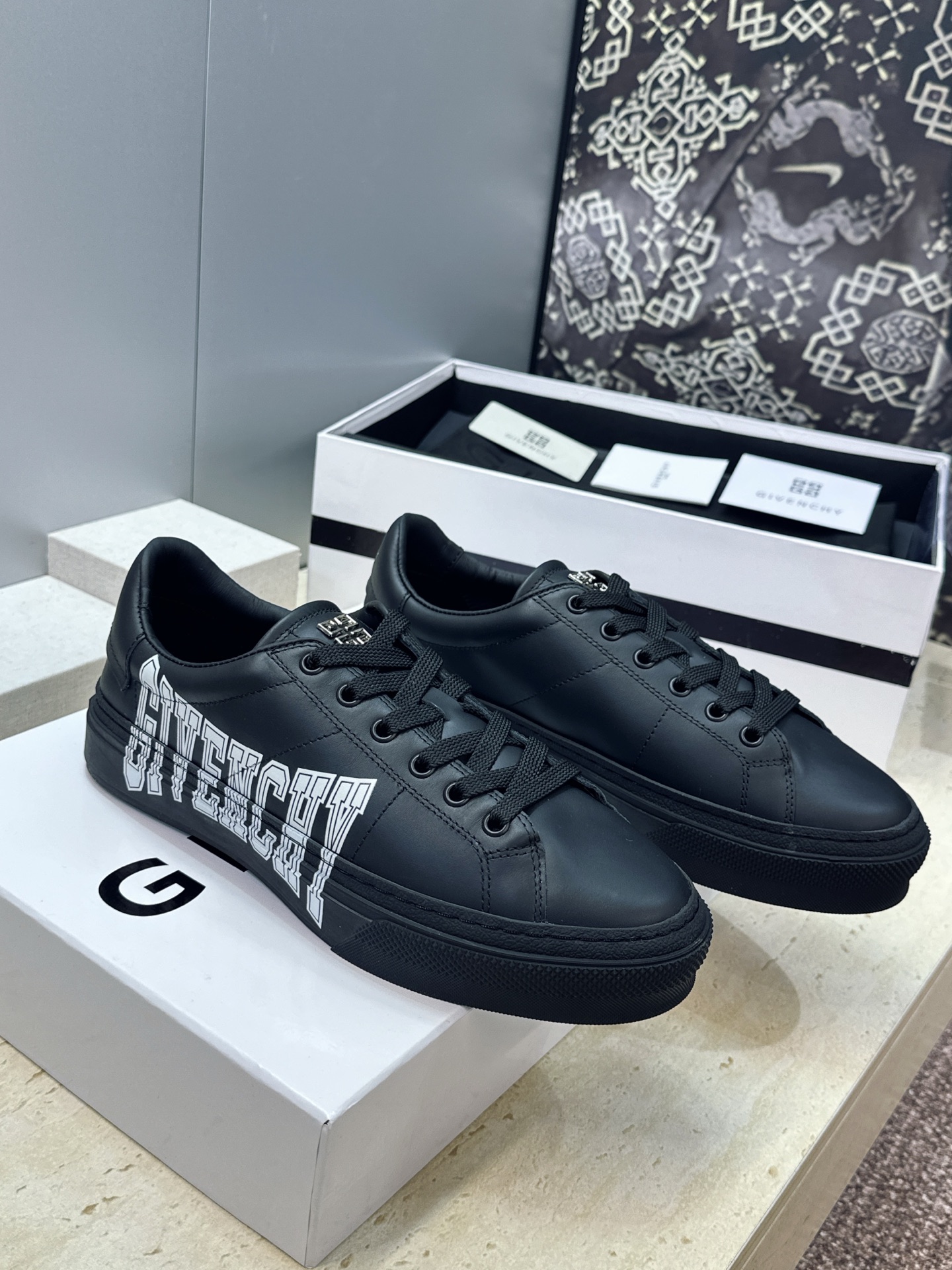男士+20 顶级版 GIVENCHY 2026春夏经典情侣款系带四季休闲鞋 纪梵希印花字母logo五金扣平底圆头低帮拼色 男士+20 顶级版 GIVENCHY 2026春夏经典情侣款系带四季休闲鞋 纪梵希印花字母logo五金扣平底圆头低帮拼色