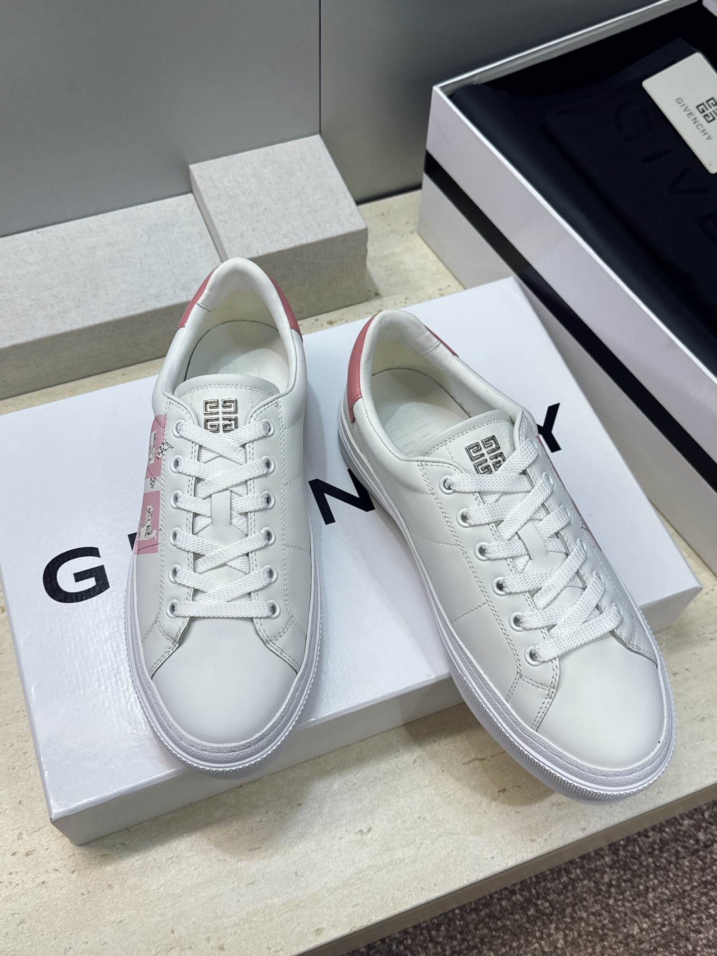 男士+20 顶级版 GIVENCHY 2026春夏经典情侣款系带四季休闲鞋 纪梵希印花字母logo五金扣平底圆头低帮拼色 男士+20 顶级版 GIVENCHY 2026春夏经典情侣款系带四季休闲鞋 纪梵希印花字母logo五金扣平底圆头低帮拼色