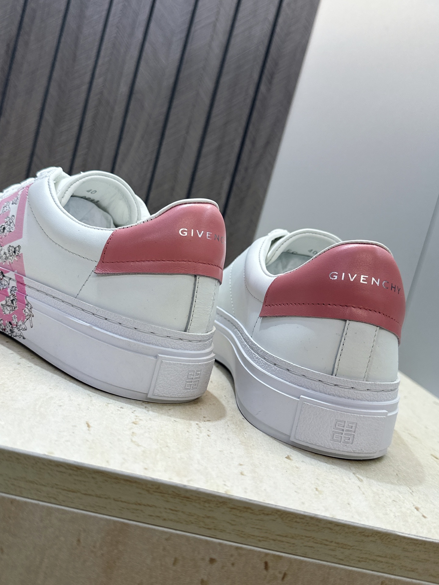 男士+20 顶级版 GIVENCHY 2026春夏经典情侣款系带四季休闲鞋 纪梵希印花字母logo五金扣平底圆头低帮拼色 男士+20 顶级版 GIVENCHY 2026春夏经典情侣款系带四季休闲鞋 纪梵希印花字母logo五金扣平底圆头低帮拼色