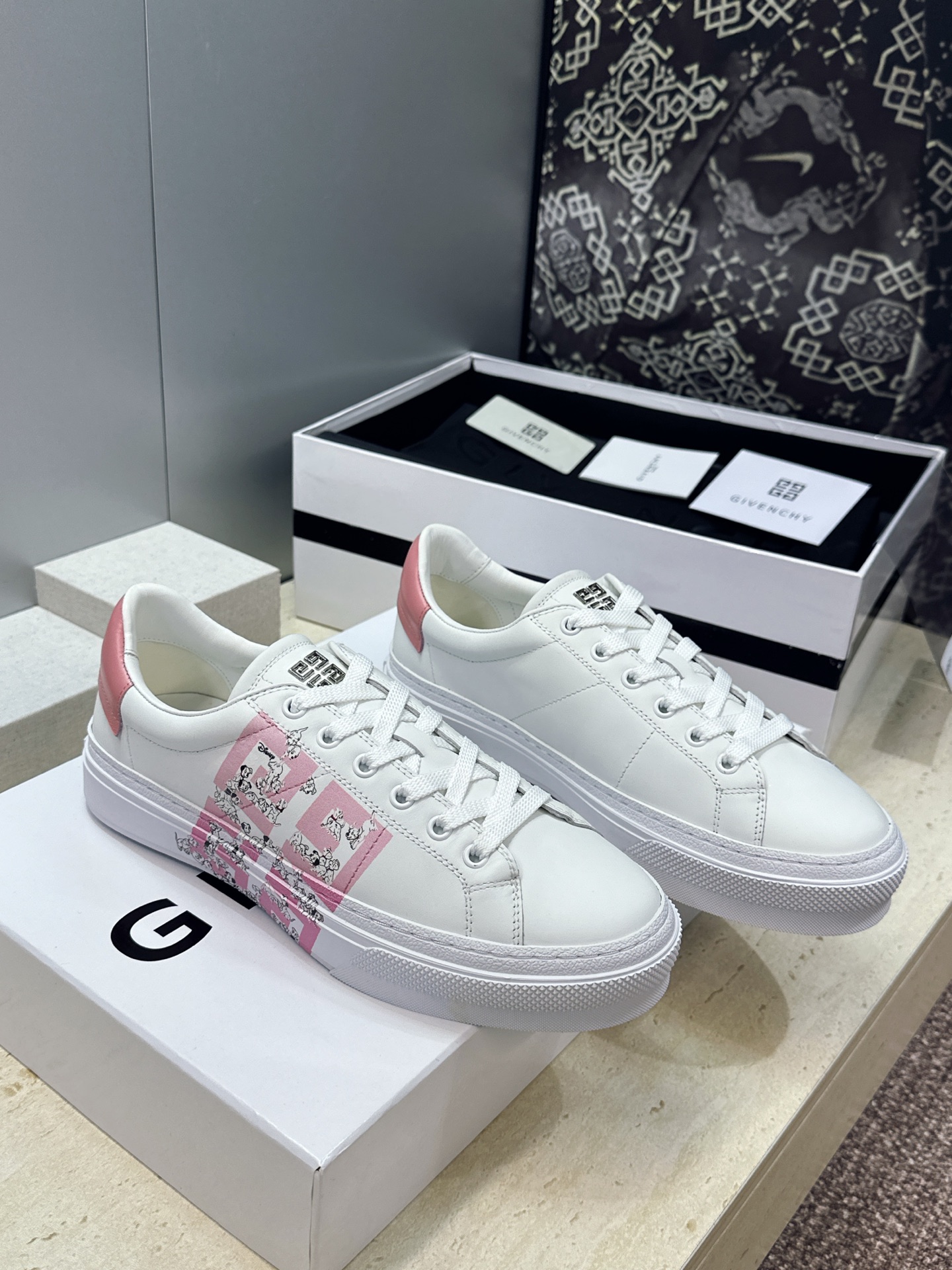 男士+20 顶级版 GIVENCHY 2026春夏经典情侣款系带四季休闲鞋 纪梵希印花字母logo五金扣平底圆头低帮拼色 男士+20 顶级版 GIVENCHY 2026春夏经典情侣款系带四季休闲鞋 纪梵希印花字母logo五金扣平底圆头低帮拼色