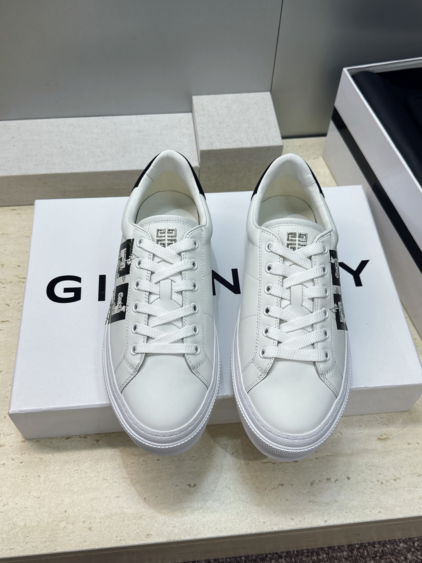 男士+20 顶级版 GIVENCHY 2026春夏经典情侣款系带四季休闲鞋 纪梵希印花字母logo五金扣平底圆头低帮拼色 男士+20 顶级版 GIVENCHY 2026春夏经典情侣款系带四季休闲鞋 纪梵希印花字母logo五金扣平底圆头低帮拼色