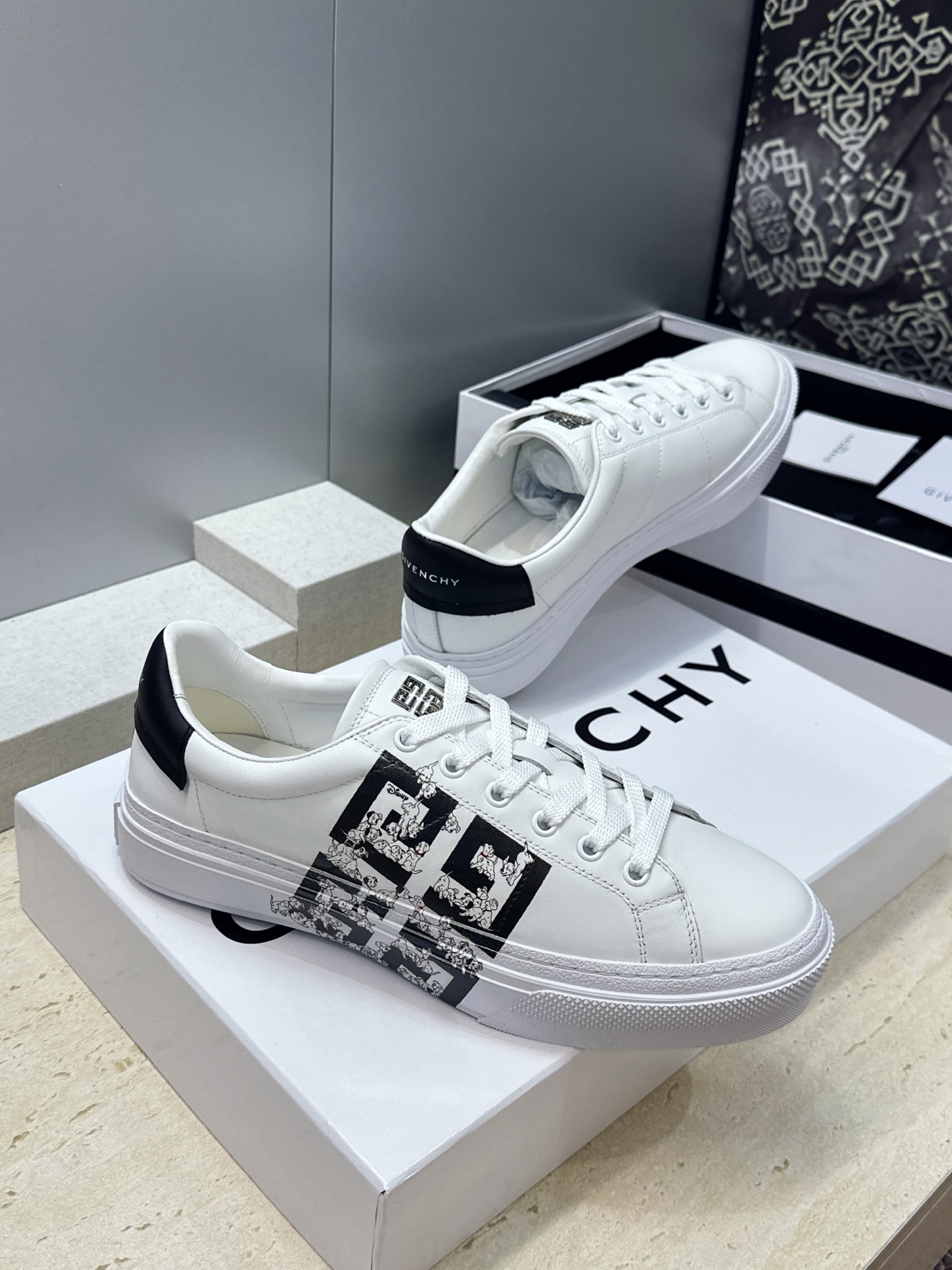 男士+20 顶级版 GIVENCHY 2026春夏经典情侣款系带四季休闲鞋 纪梵希印花字母logo五金扣平底圆头低帮拼色 男士+20 顶级版 GIVENCHY 2026春夏经典情侣款系带四季休闲鞋 纪梵希印花字母logo五金扣平底圆头低帮拼色