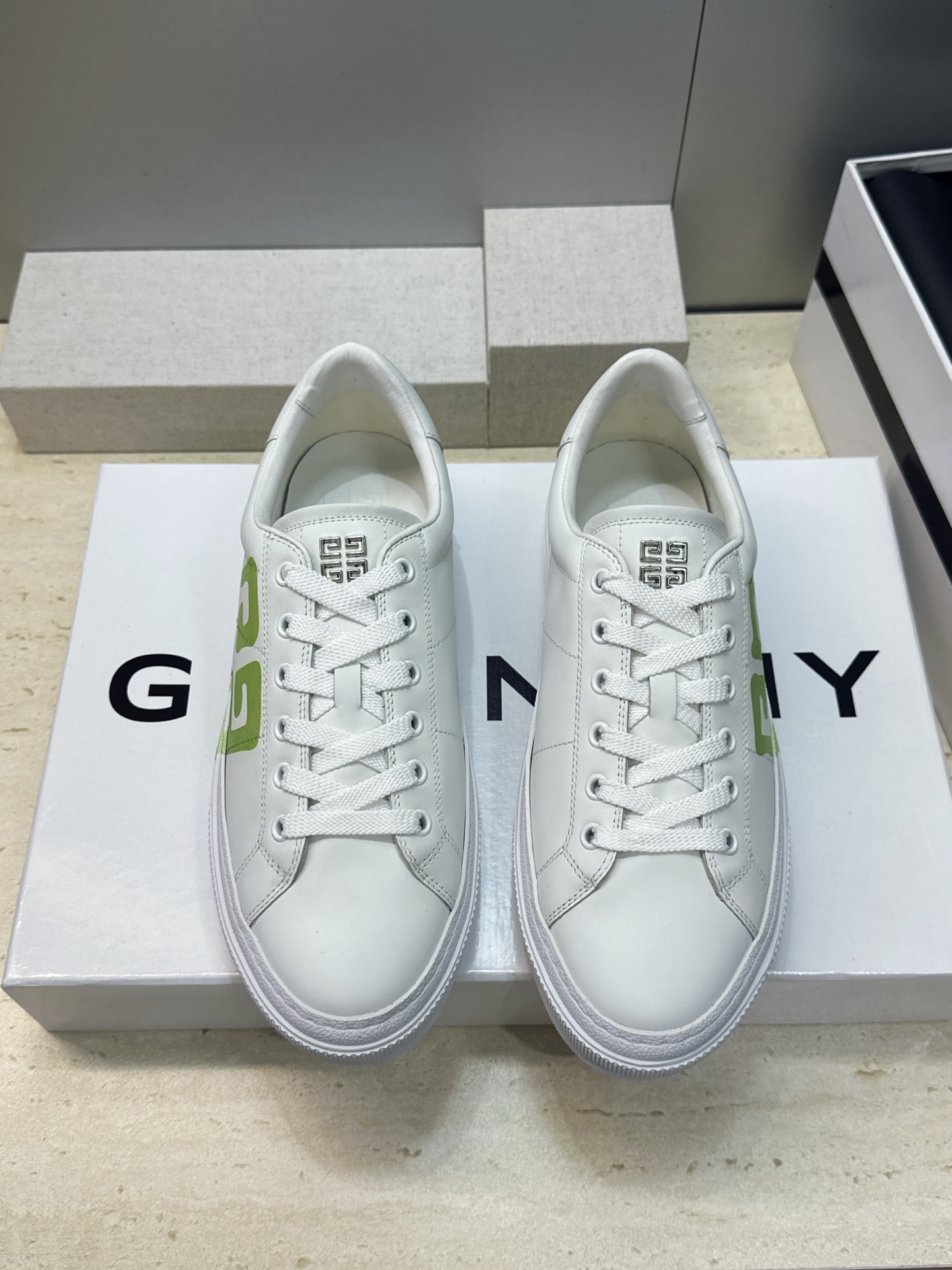 男士+20 顶级版 GIVENCHY 2026春夏经典情侣款系带四季休闲鞋 纪梵希印花字母logo五金扣平底圆头低帮拼色 男士+20 顶级版 GIVENCHY 2026春夏经典情侣款系带四季休闲鞋 纪梵希印花字母logo五金扣平底圆头低帮拼色