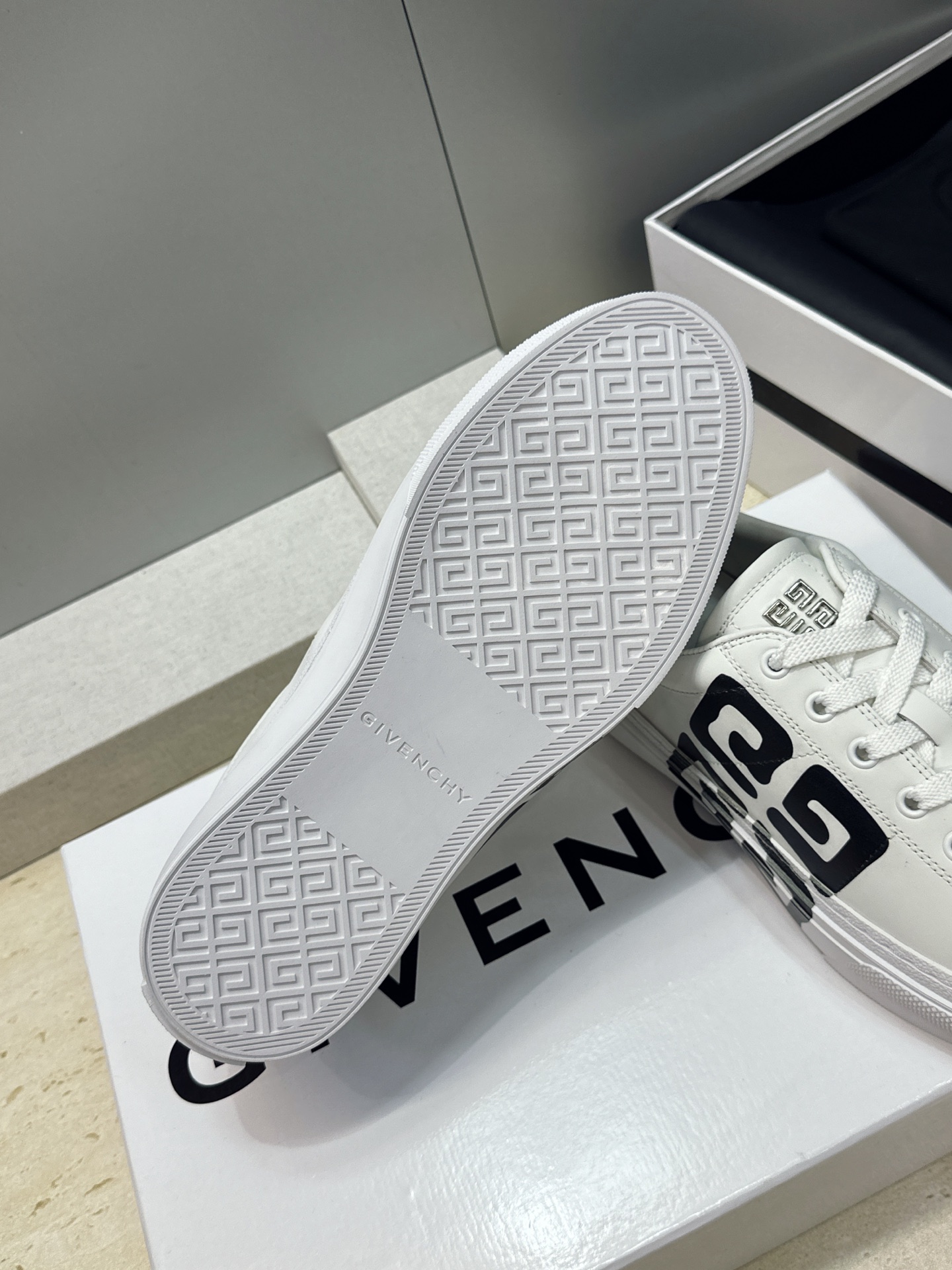 男士+20 顶级版 GIVENCHY 2026春夏经典情侣款系带四季休闲鞋 纪梵希印花字母logo五金扣平底圆头低帮拼色 男士+20 顶级版 GIVENCHY 2026春夏经典情侣款系带四季休闲鞋 纪梵希印花字母logo五金扣平底圆头低帮拼色
