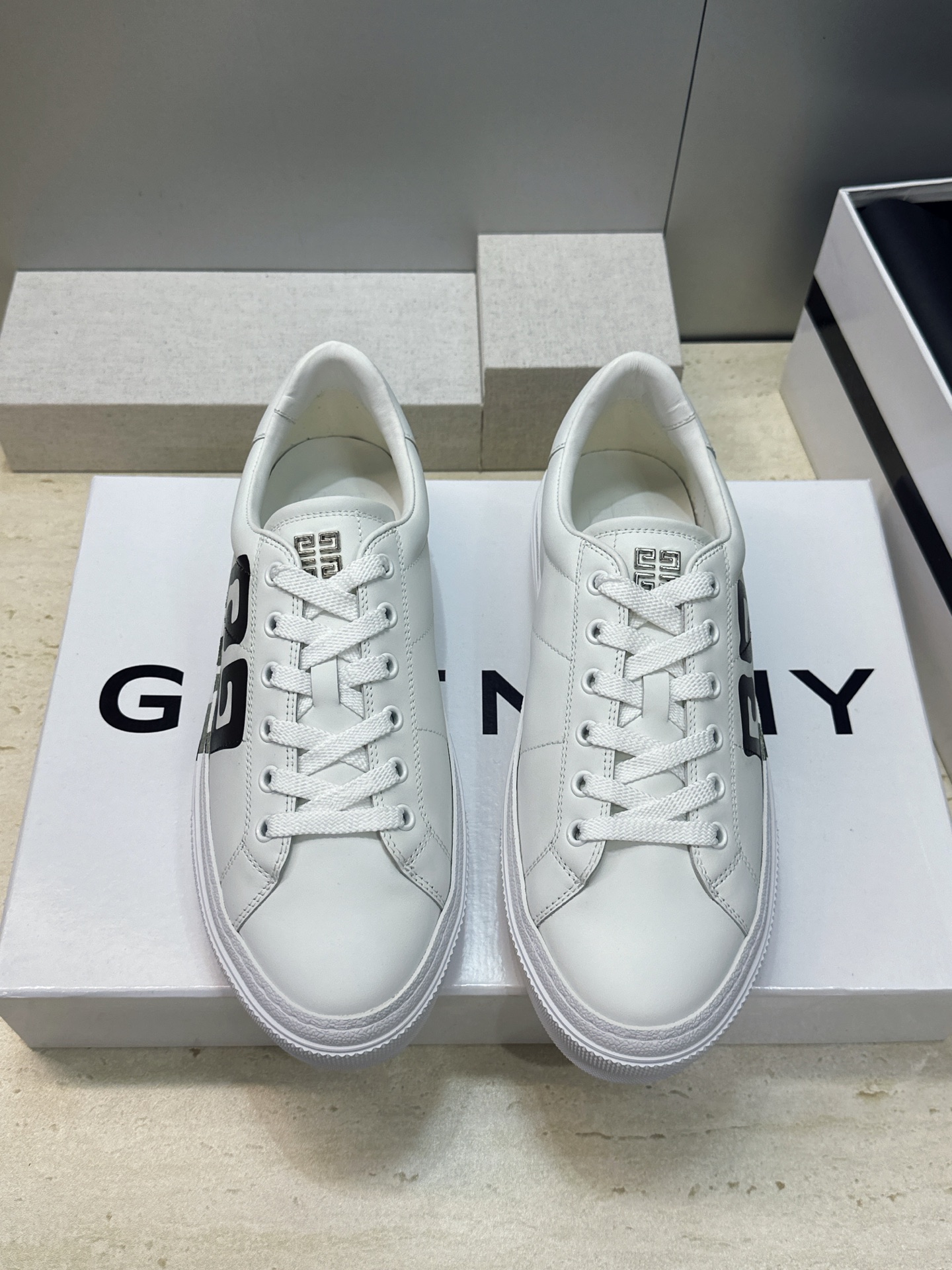 男士+20 顶级版 GIVENCHY 2026春夏经典情侣款系带四季休闲鞋 纪梵希印花字母logo五金扣平底圆头低帮拼色 男士+20 顶级版 GIVENCHY 2026春夏经典情侣款系带四季休闲鞋 纪梵希印花字母logo五金扣平底圆头低帮拼色
