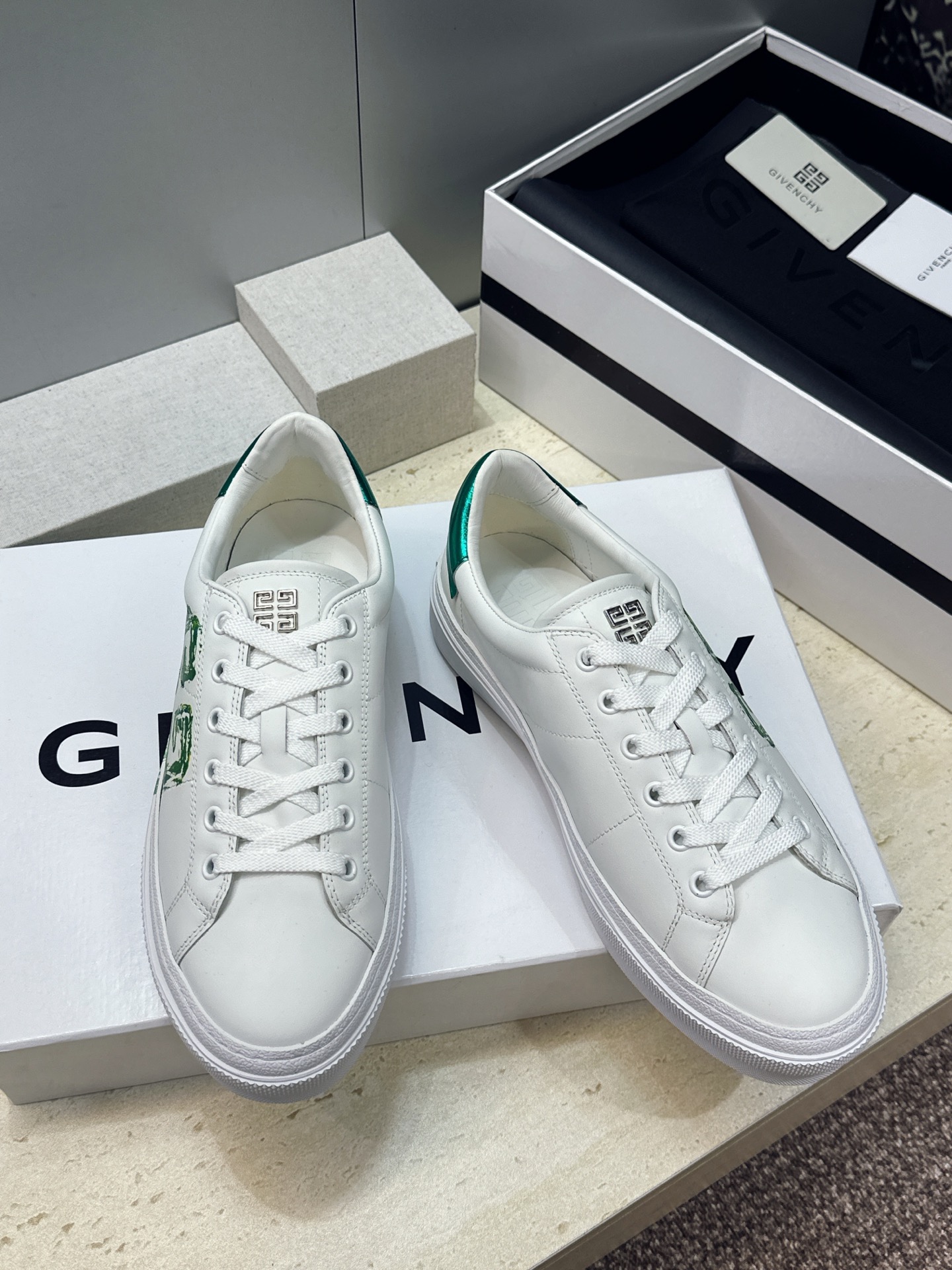 男士+20 顶级版 GIVENCHY 2026春夏经典情侣款系带四季休闲鞋 纪梵希印花字母logo五金扣平底圆头低帮拼色 男士+20 顶级版 GIVENCHY 2026春夏经典情侣款系带四季休闲鞋 纪梵希印花字母logo五金扣平底圆头低帮拼色
