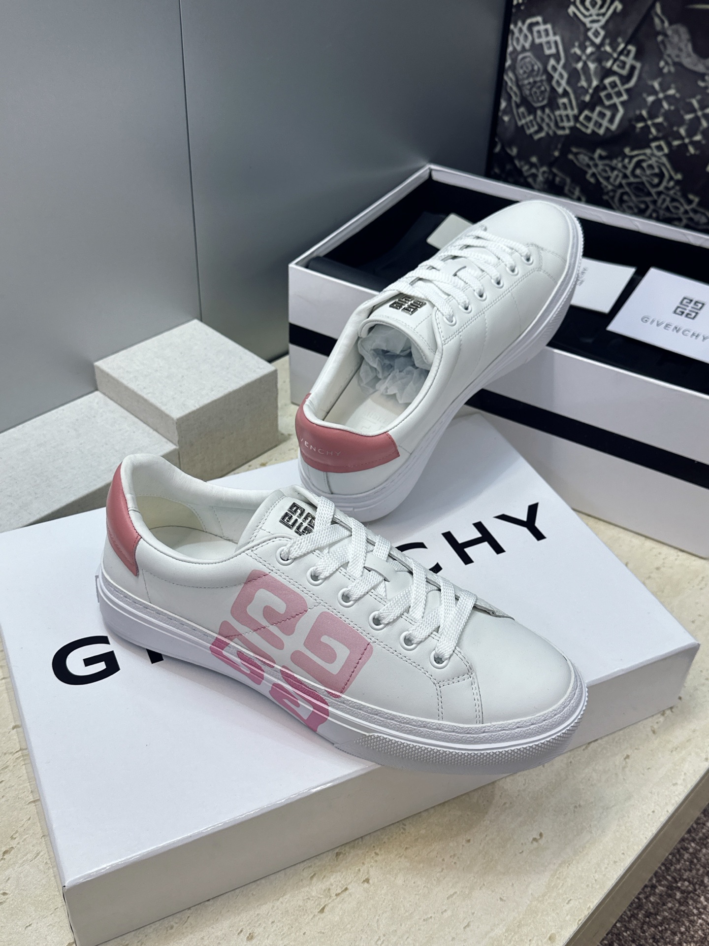 男士+20 顶级版 GIVENCHY 2026春夏经典情侣款系带四季休闲鞋 纪梵希印花字母logo五金扣平底圆头低帮拼色 男士+20 顶级版 GIVENCHY 2026春夏经典情侣款系带四季休闲鞋 纪梵希印花字母logo五金扣平底圆头低帮拼色