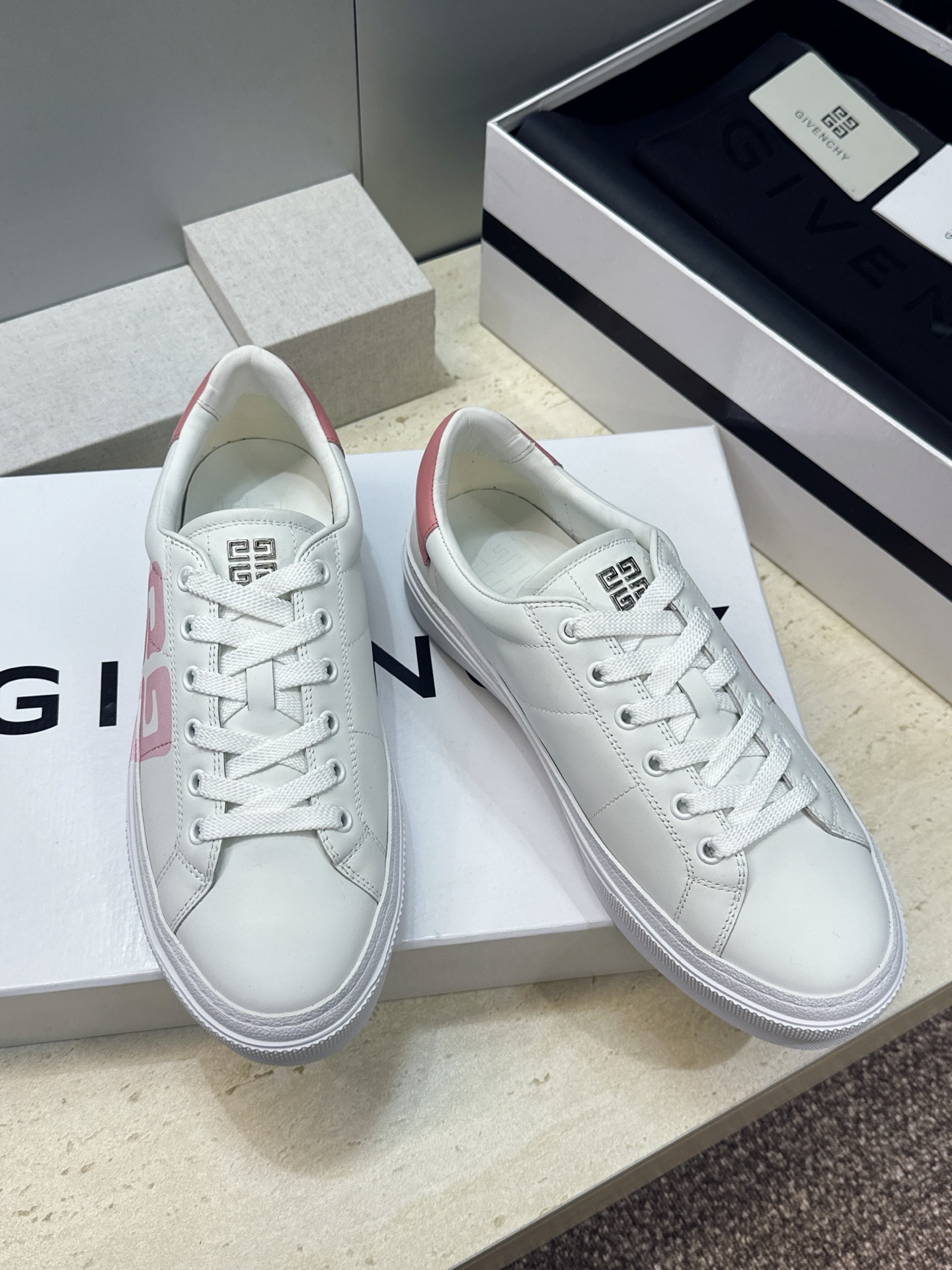 男士+20 顶级版 GIVENCHY 2026春夏经典情侣款系带四季休闲鞋 纪梵希印花字母logo五金扣平底圆头低帮拼色 男士+20 顶级版 GIVENCHY 2026春夏经典情侣款系带四季休闲鞋 纪梵希印花字母logo五金扣平底圆头低帮拼色