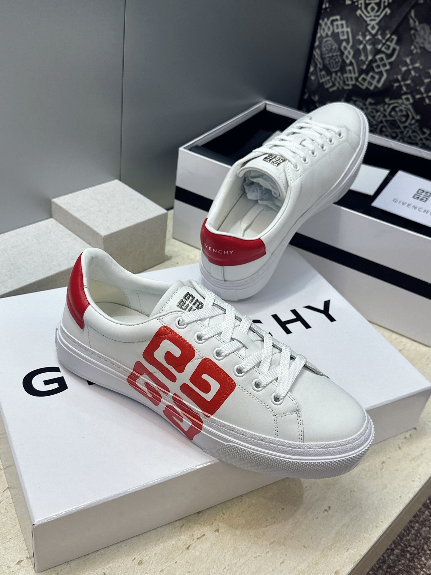 男士+20 顶级版 GIVENCHY 2026春夏经典情侣款系带四季休闲鞋 纪梵希印花字母logo五金扣平底圆头低帮拼色 男士+20 顶级版 GIVENCHY 2026春夏经典情侣款系带四季休闲鞋 纪梵希印花字母logo五金扣平底圆头低帮拼色