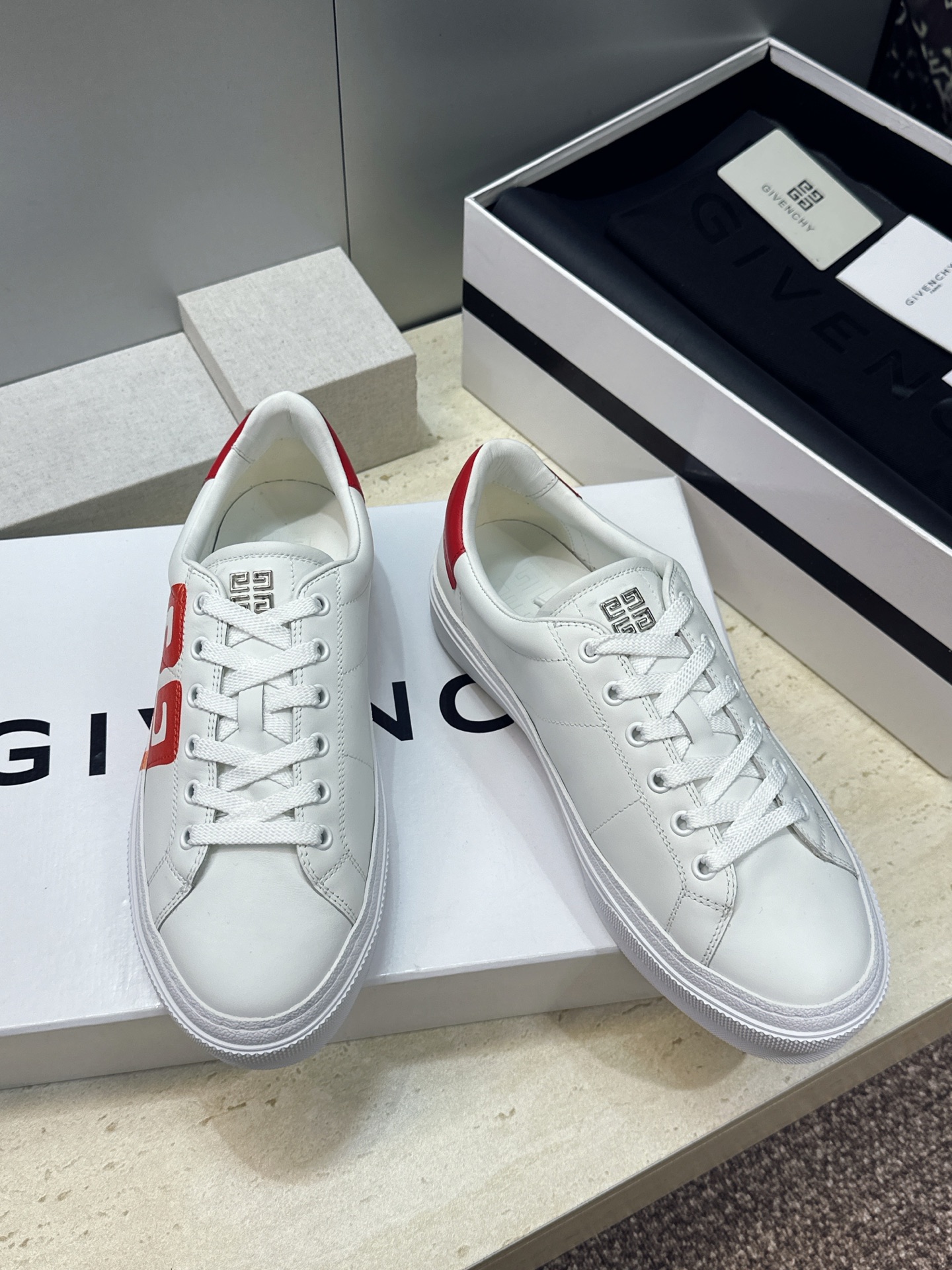 男士+20 顶级版 GIVENCHY 2026春夏经典情侣款系带四季休闲鞋 纪梵希印花字母logo五金扣平底圆头低帮拼色 男士+20 顶级版 GIVENCHY 2026春夏经典情侣款系带四季休闲鞋 纪梵希印花字母logo五金扣平底圆头低帮拼色