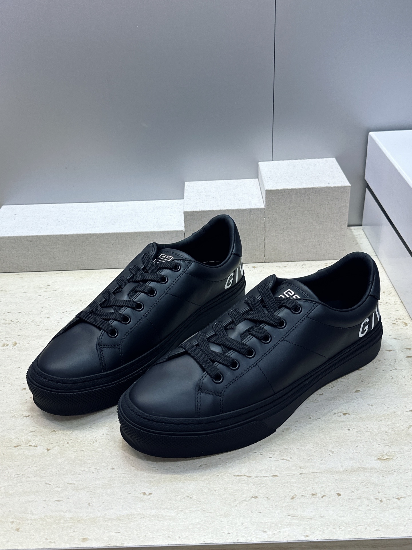 男士+20 顶级版 GIVENCHY 2026春夏经典情侣款系带四季休闲鞋 纪梵希印花字母logo五金扣平底圆头低帮拼色 男士+20 顶级版 GIVENCHY 2026春夏经典情侣款系带四季休闲鞋 纪梵希印花字母logo五金扣平底圆头低帮拼色