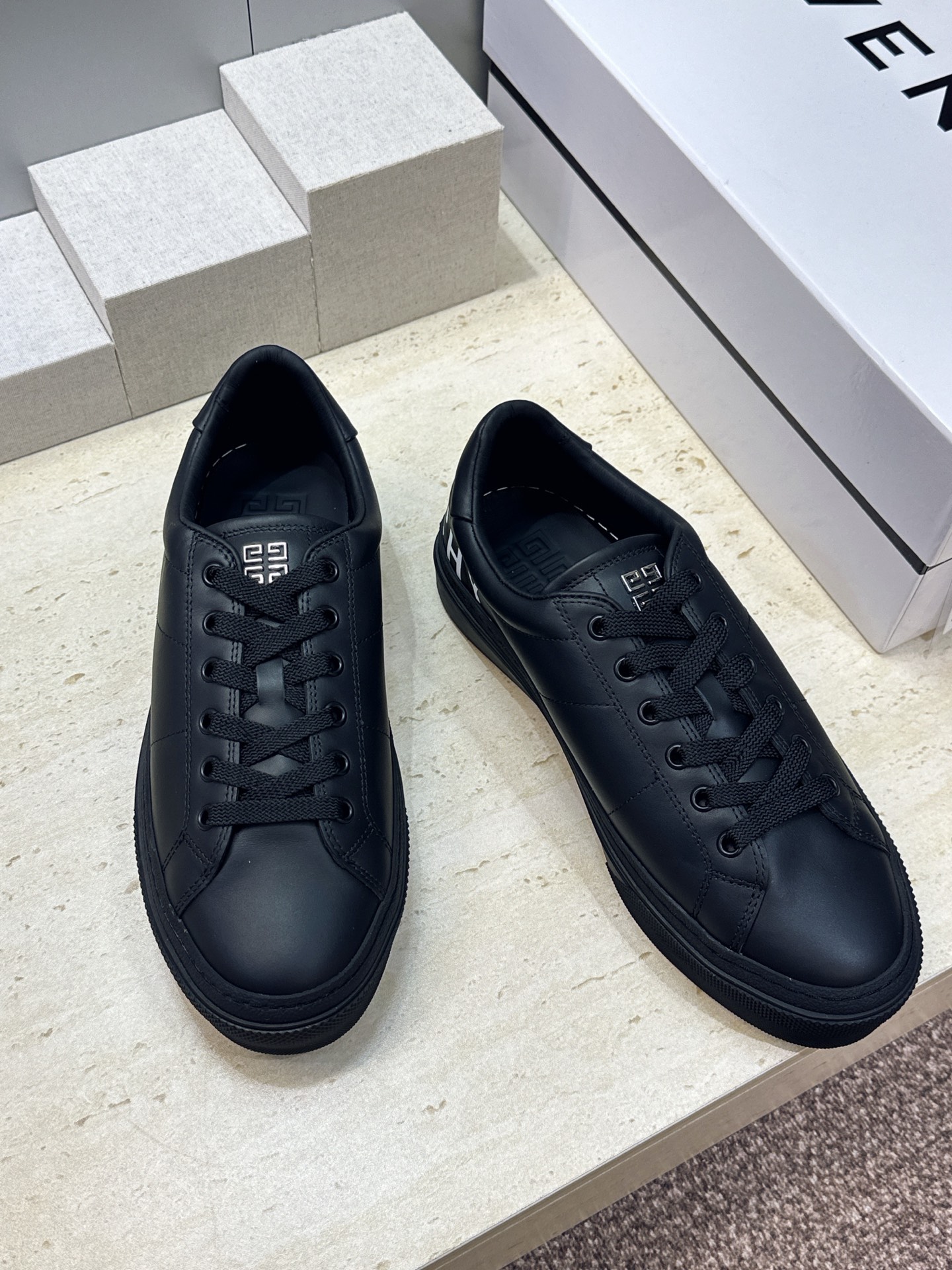 男士+20 顶级版 GIVENCHY 2026春夏经典情侣款系带四季休闲鞋 纪梵希印花字母logo五金扣平底圆头低帮拼色 男士+20 顶级版 GIVENCHY 2026春夏经典情侣款系带四季休闲鞋 纪梵希印花字母logo五金扣平底圆头低帮拼色