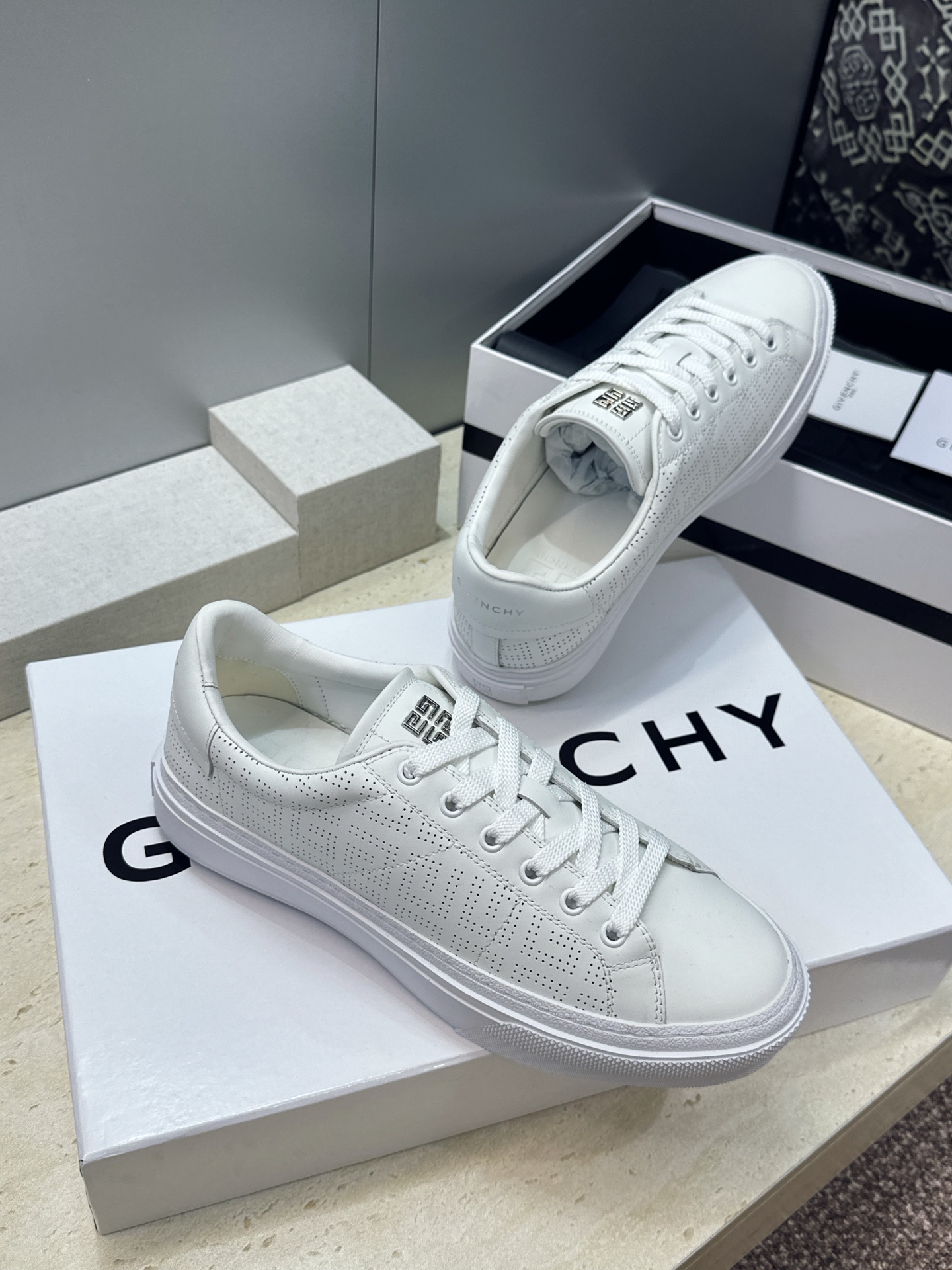 男士+20 顶级版 GIVENCHY 2026春夏经典情侣款系带四季休闲鞋 纪梵希印花字母logo五金扣平底圆头低帮拼色 男士+20 顶级版 GIVENCHY 2026春夏经典情侣款系带四季休闲鞋 纪梵希印花字母logo五金扣平底圆头低帮拼色