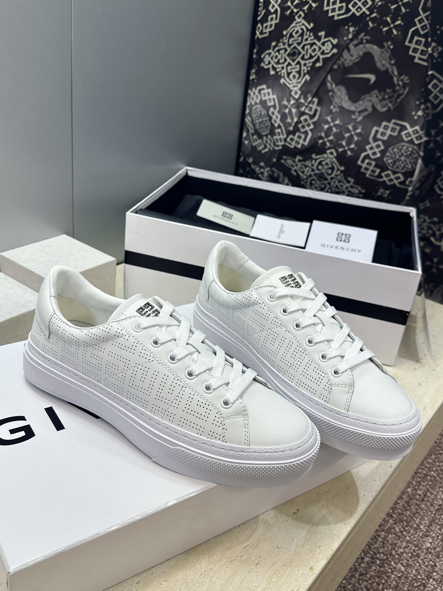 男士+20 顶级版 GIVENCHY 2026春夏经典情侣款系带四季休闲鞋 纪梵希印花字母logo五金扣平底圆头低帮拼色 男士+20 顶级版 GIVENCHY 2026春夏经典情侣款系带四季休闲鞋 纪梵希印花字母logo五金扣平底圆头低帮拼色