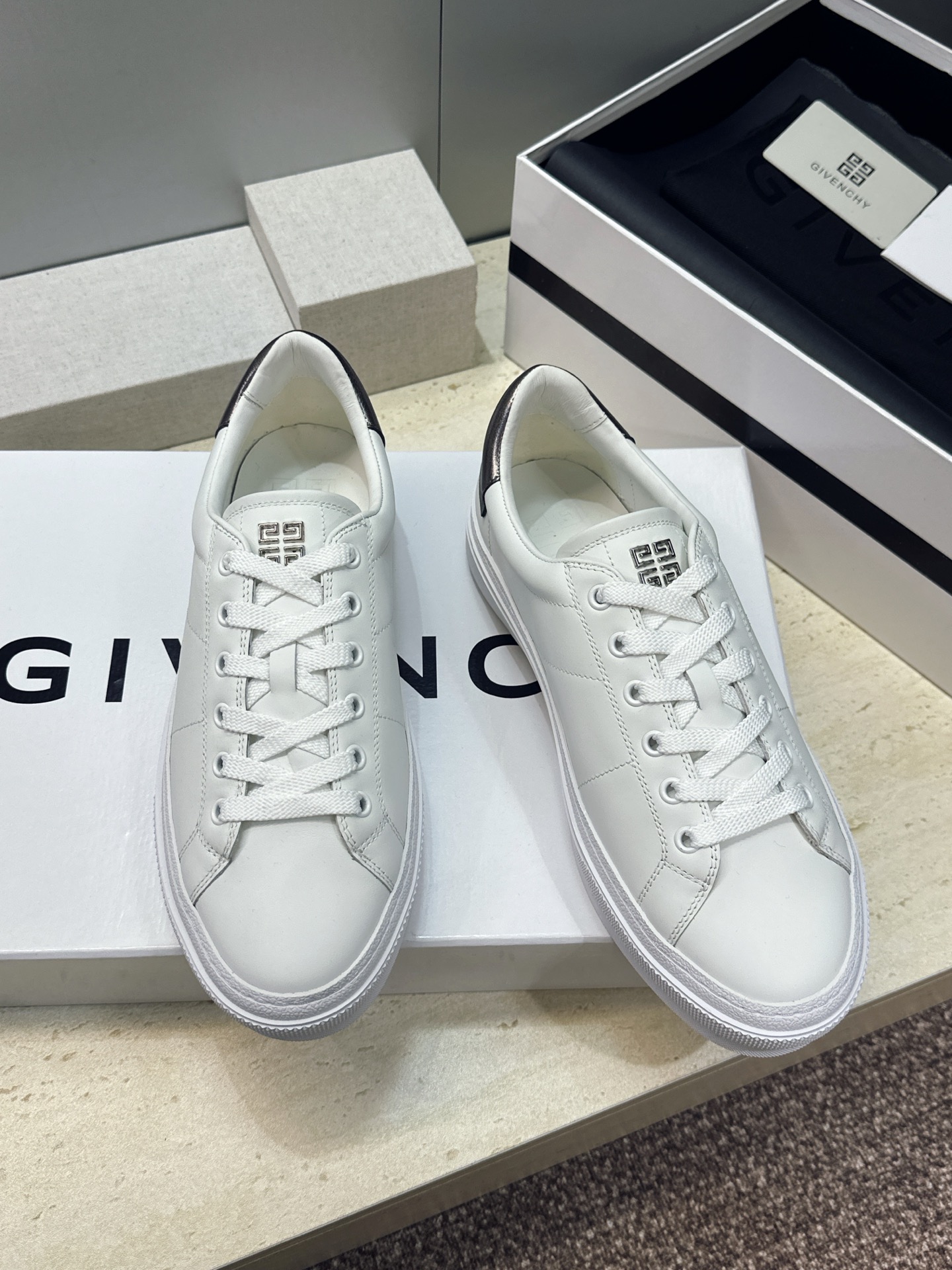 男士+20 顶级版 GIVENCHY 2026春夏经典情侣款系带四季休闲鞋 纪梵希印花字母logo五金扣平底圆头低帮拼色 男士+20 顶级版 GIVENCHY 2026春夏经典情侣款系带四季休闲鞋 纪梵希印花字母logo五金扣平底圆头低帮拼色
