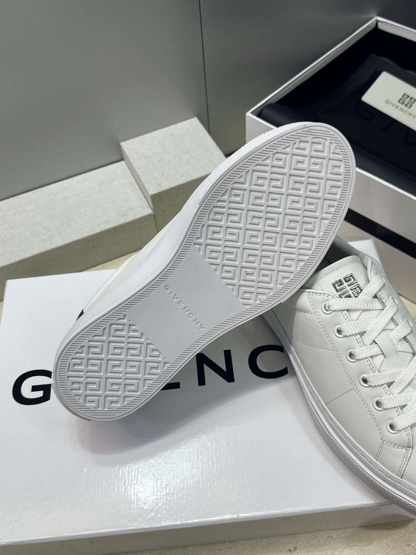男士+20 顶级版 GIVENCHY 2026春夏经典情侣款系带四季休闲鞋 纪梵希印花字母logo五金扣平底圆头低帮拼色 男士+20 顶级版 GIVENCHY 2026春夏经典情侣款系带四季休闲鞋 纪梵希印花字母logo五金扣平底圆头低帮拼色