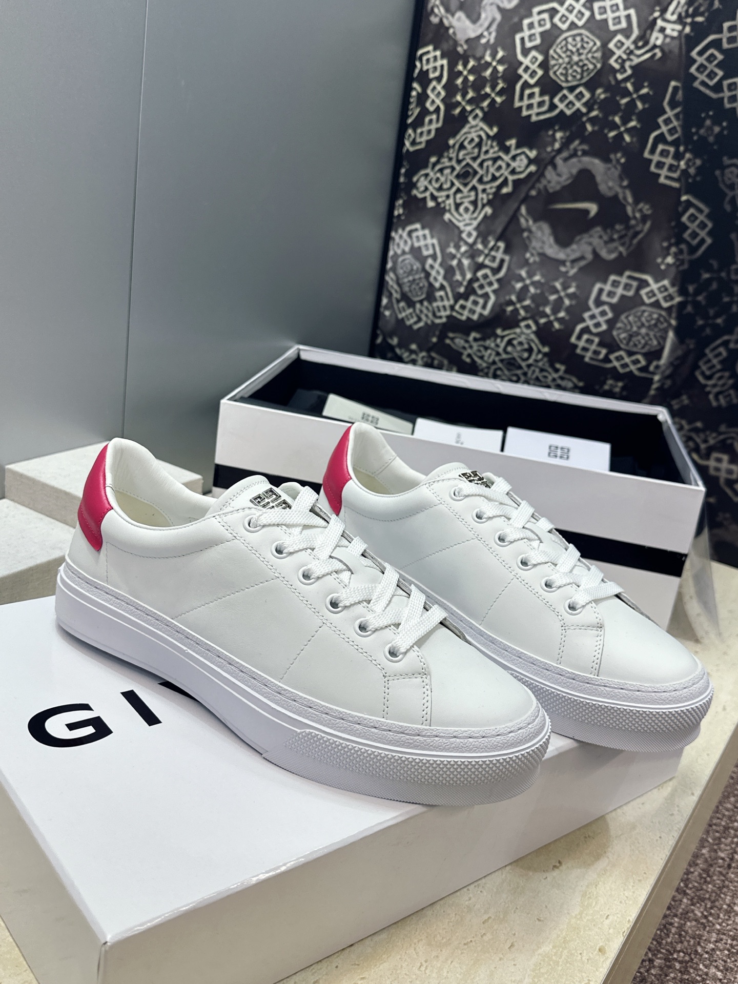 男士+20 顶级版 GIVENCHY 2026春夏经典情侣款系带四季休闲鞋 纪梵希印花字母logo五金扣平底圆头低帮拼色 男士+20 顶级版 GIVENCHY 2026春夏经典情侣款系带四季休闲鞋 纪梵希印花字母logo五金扣平底圆头低帮拼色