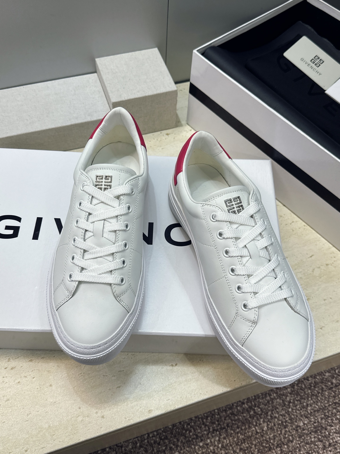 男士+20 顶级版 GIVENCHY 2026春夏经典情侣款系带四季休闲鞋 纪梵希印花字母logo五金扣平底圆头低帮拼色 男士+20 顶级版 GIVENCHY 2026春夏经典情侣款系带四季休闲鞋 纪梵希印花字母logo五金扣平底圆头低帮拼色