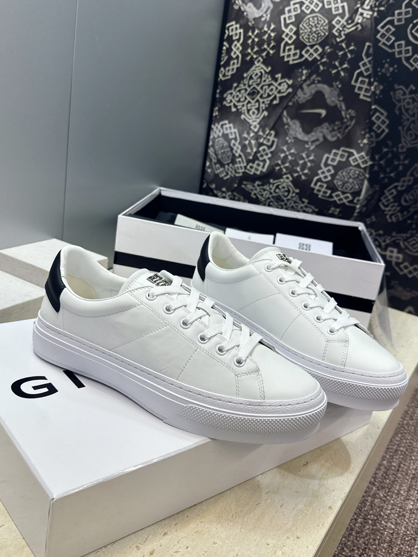 男士+20 顶级版 GIVENCHY 2026春夏经典情侣款系带四季休闲鞋 纪梵希印花字母logo五金扣平底圆头低帮拼色 男士+20 顶级版 GIVENCHY 2026春夏经典情侣款系带四季休闲鞋 纪梵希印花字母logo五金扣平底圆头低帮拼色