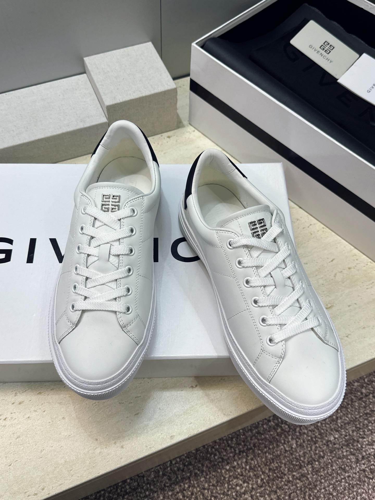 男士+20 顶级版 GIVENCHY 2026春夏经典情侣款系带四季休闲鞋 纪梵希印花字母logo五金扣平底圆头低帮拼色 男士+20 顶级版 GIVENCHY 2026春夏经典情侣款系带四季休闲鞋 纪梵希印花字母logo五金扣平底圆头低帮拼色