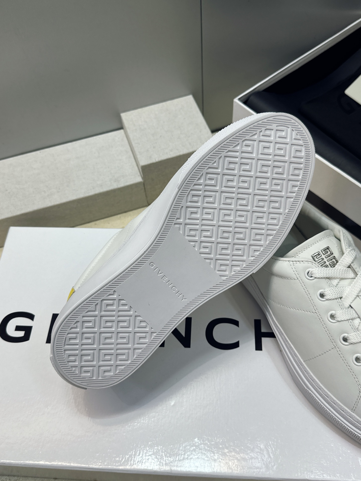 男士+20 顶级版 GIVENCHY 2026春夏经典情侣款系带四季休闲鞋 纪梵希印花字母logo五金扣平底圆头低帮拼色 男士+20 顶级版 GIVENCHY 2026春夏经典情侣款系带四季休闲鞋 纪梵希印花字母logo五金扣平底圆头低帮拼色