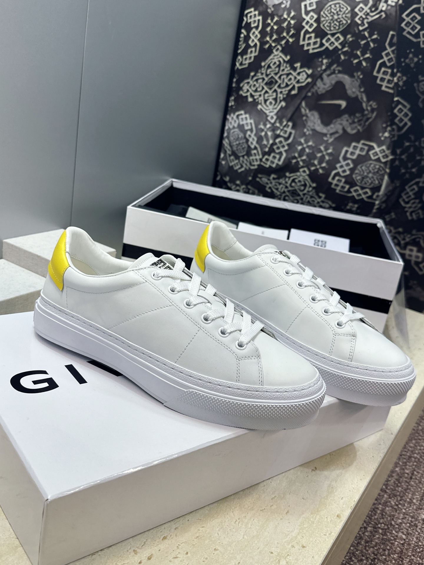 男士+20 顶级版 GIVENCHY 2026春夏经典情侣款系带四季休闲鞋 纪梵希印花字母logo五金扣平底圆头低帮拼色 男士+20 顶级版 GIVENCHY 2026春夏经典情侣款系带四季休闲鞋 纪梵希印花字母logo五金扣平底圆头低帮拼色