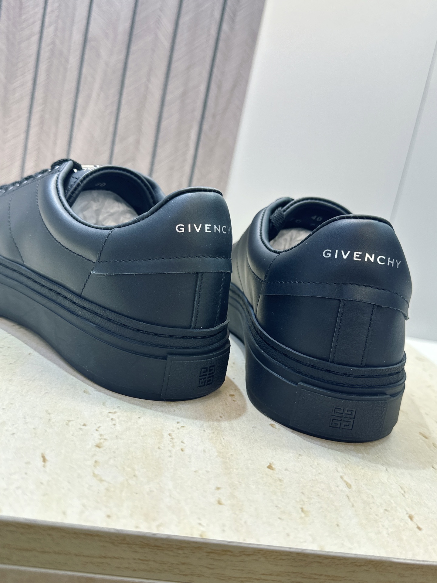 男士+20 顶级版 GIVENCHY 2026春夏经典情侣款系带四季休闲鞋 纪梵希印花字母logo五金扣平底圆头低帮拼色 男士+20 顶级版 GIVENCHY 2026春夏经典情侣款系带四季休闲鞋 纪梵希印花字母logo五金扣平底圆头低帮拼色