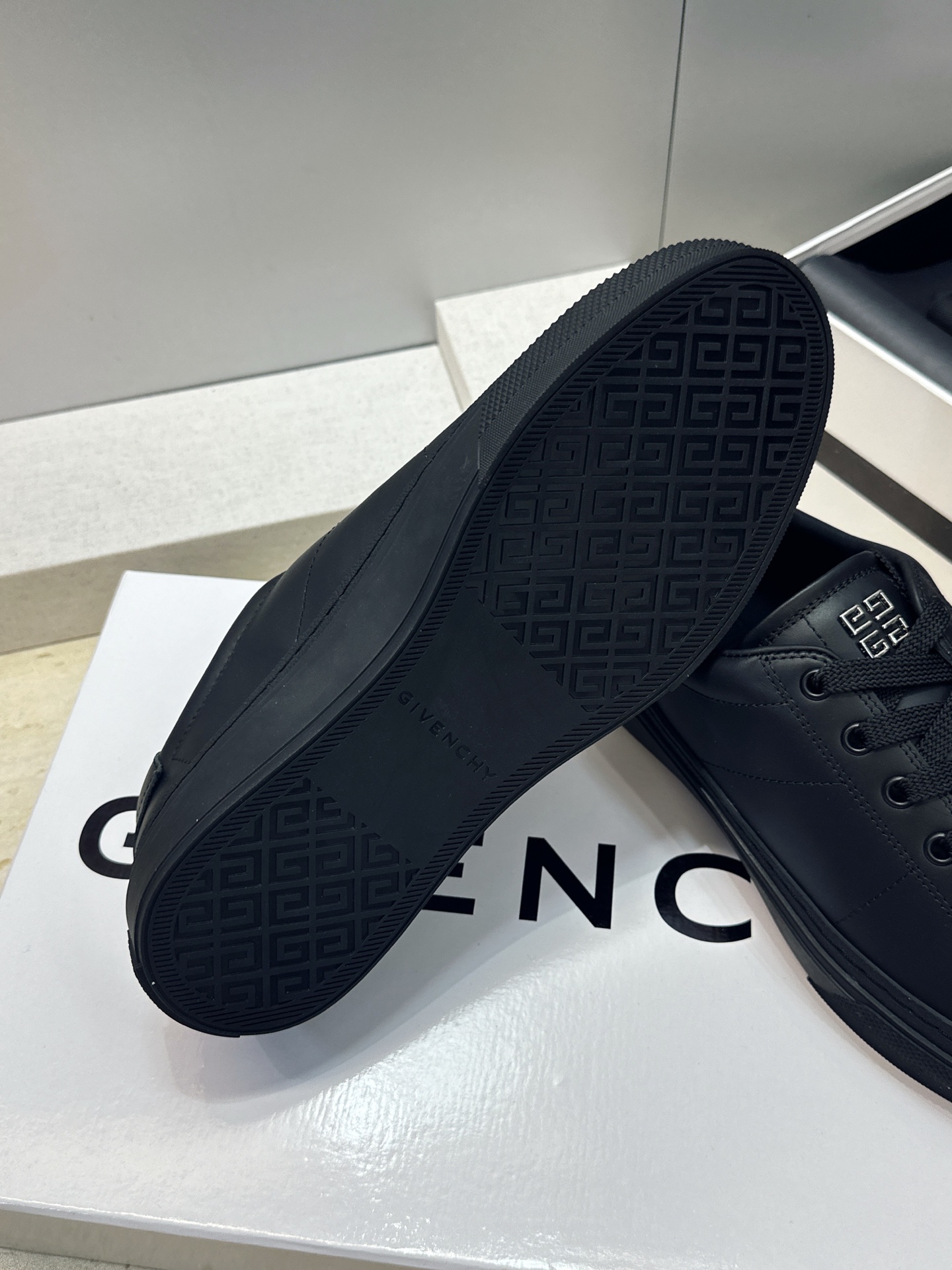 男士+20 顶级版 GIVENCHY 2026春夏经典情侣款系带四季休闲鞋 纪梵希印花字母logo五金扣平底圆头低帮拼色 男士+20 顶级版 GIVENCHY 2026春夏经典情侣款系带四季休闲鞋 纪梵希印花字母logo五金扣平底圆头低帮拼色