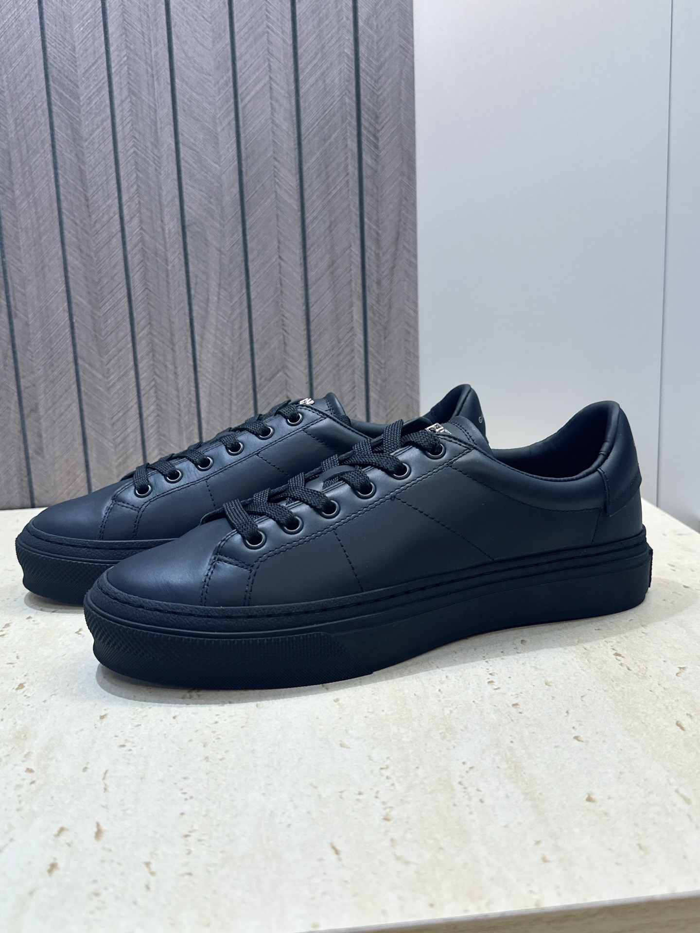 男士+20 顶级版 GIVENCHY 2026春夏经典情侣款系带四季休闲鞋 纪梵希印花字母logo五金扣平底圆头低帮拼色 男士+20 顶级版 GIVENCHY 2026春夏经典情侣款系带四季休闲鞋 纪梵希印花字母logo五金扣平底圆头低帮拼色