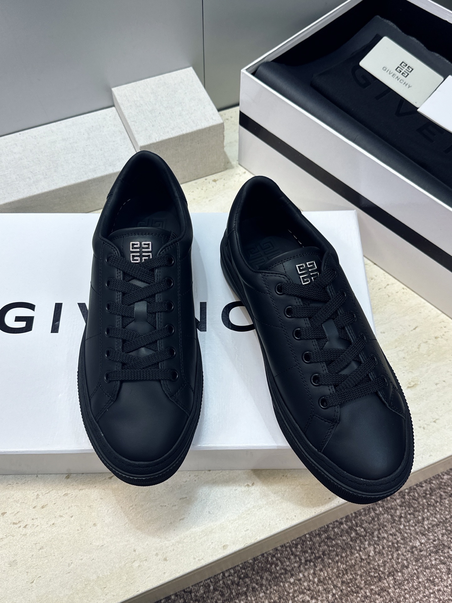 男士+20 顶级版 GIVENCHY 2026春夏经典情侣款系带四季休闲鞋 纪梵希印花字母logo五金扣平底圆头低帮拼色 男士+20 顶级版 GIVENCHY 2026春夏经典情侣款系带四季休闲鞋 纪梵希印花字母logo五金扣平底圆头低帮拼色