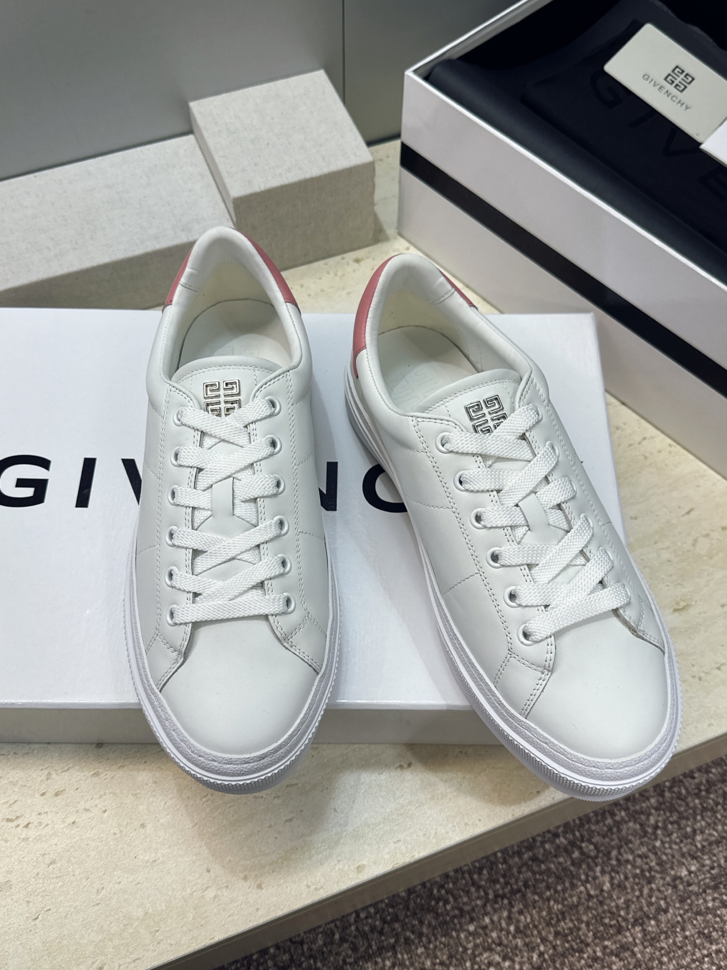 男士+20 顶级版 GIVENCHY 2026春夏经典情侣款系带四季休闲鞋 纪梵希印花字母logo五金扣平底圆头低帮拼色 男士+20 顶级版 GIVENCHY 2026春夏经典情侣款系带四季休闲鞋 纪梵希印花字母logo五金扣平底圆头低帮拼色