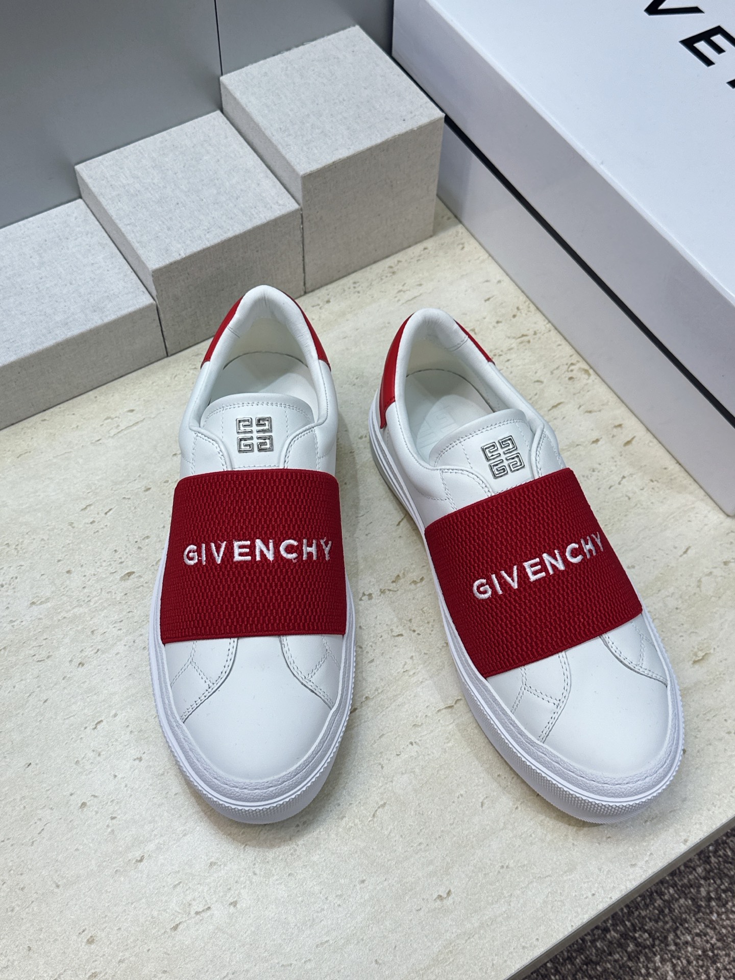 男士+20 顶级版 GIVENCHY 2026春夏经典情侣款弹力橡筋一脚蹬四季休闲鞋 纪梵希印花字母logo五金扣平底圆 男士+20 顶级版 GIVENCHY 2026春夏经典情侣款弹力橡筋一脚蹬四季休闲鞋 纪梵希印花字母logo五金扣平底圆