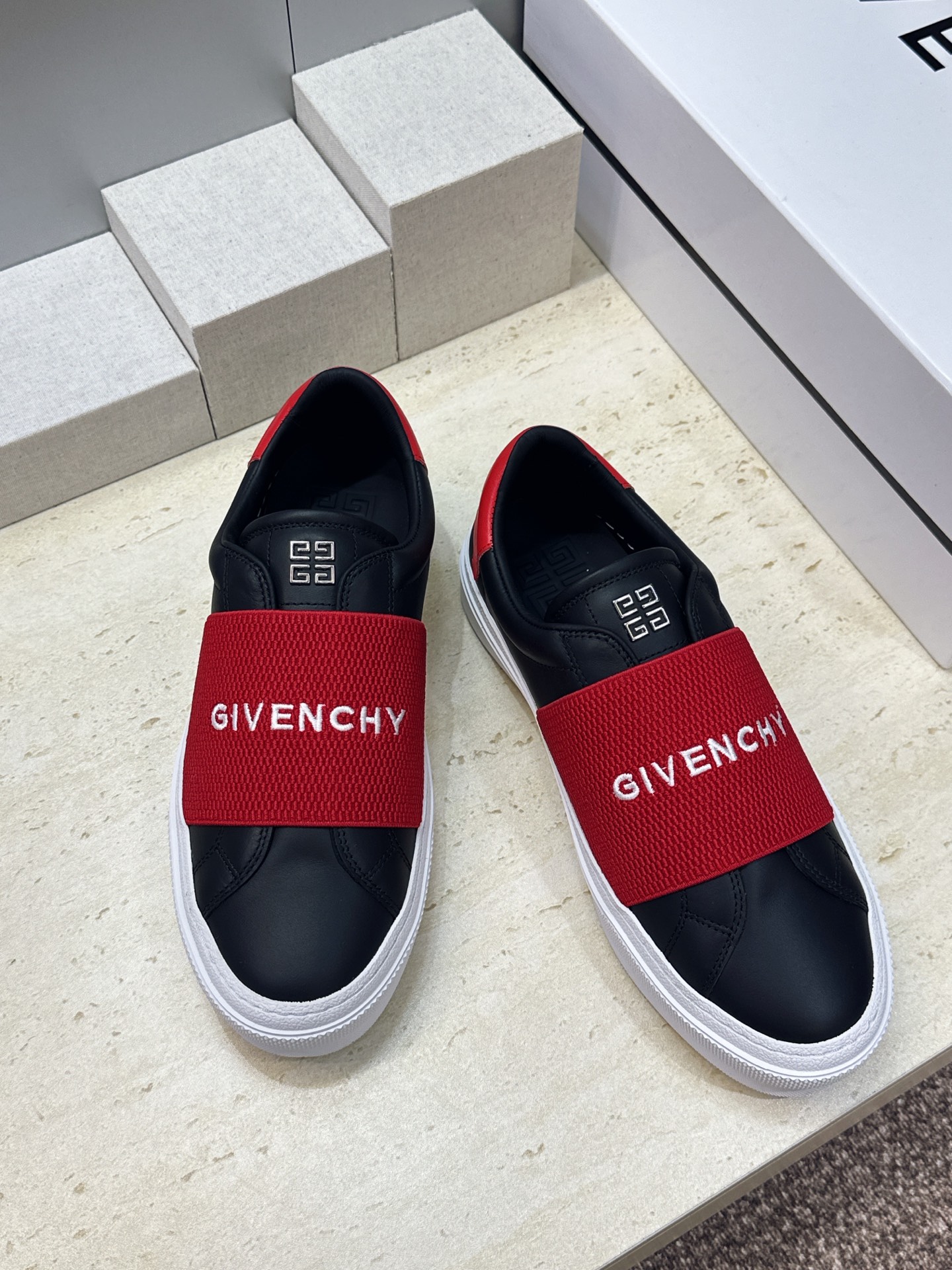 男士+20 顶级版 GIVENCHY 2026春夏经典情侣款弹力橡筋一脚蹬四季休闲鞋 纪梵希印花字母logo五金扣平底圆 男士+20 顶级版 GIVENCHY 2026春夏经典情侣款弹力橡筋一脚蹬四季休闲鞋 纪梵希印花字母logo五金扣平底圆