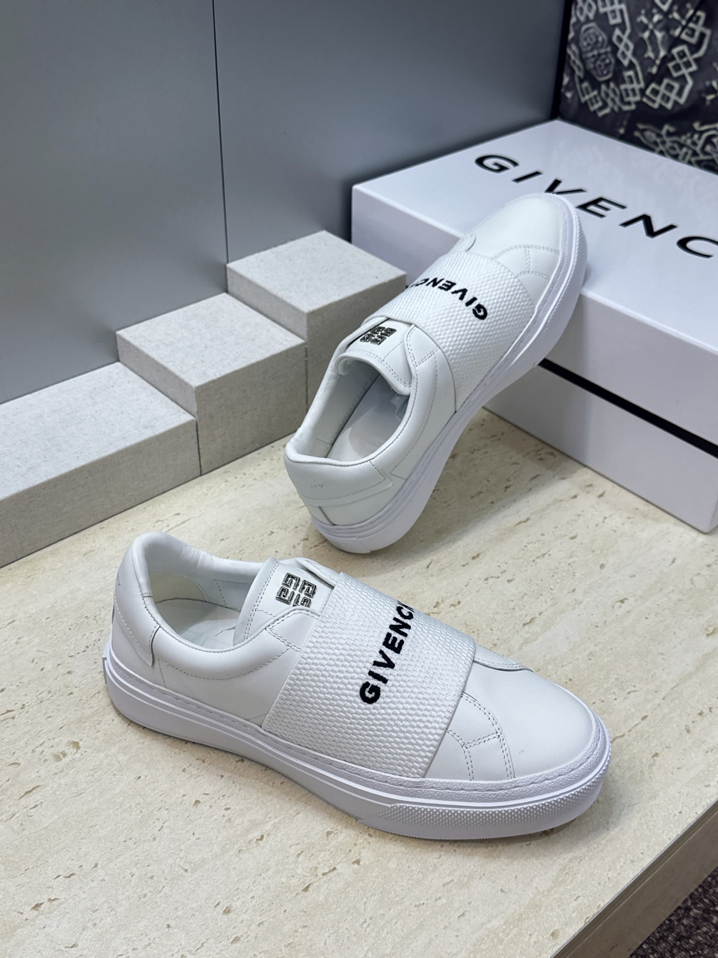 男士+20 顶级版 GIVENCHY 2026春夏经典情侣款弹力橡筋一脚蹬四季休闲鞋 纪梵希印花字母logo五金扣平底圆 男士+20 顶级版 GIVENCHY 2026春夏经典情侣款弹力橡筋一脚蹬四季休闲鞋 纪梵希印花字母logo五金扣平底圆