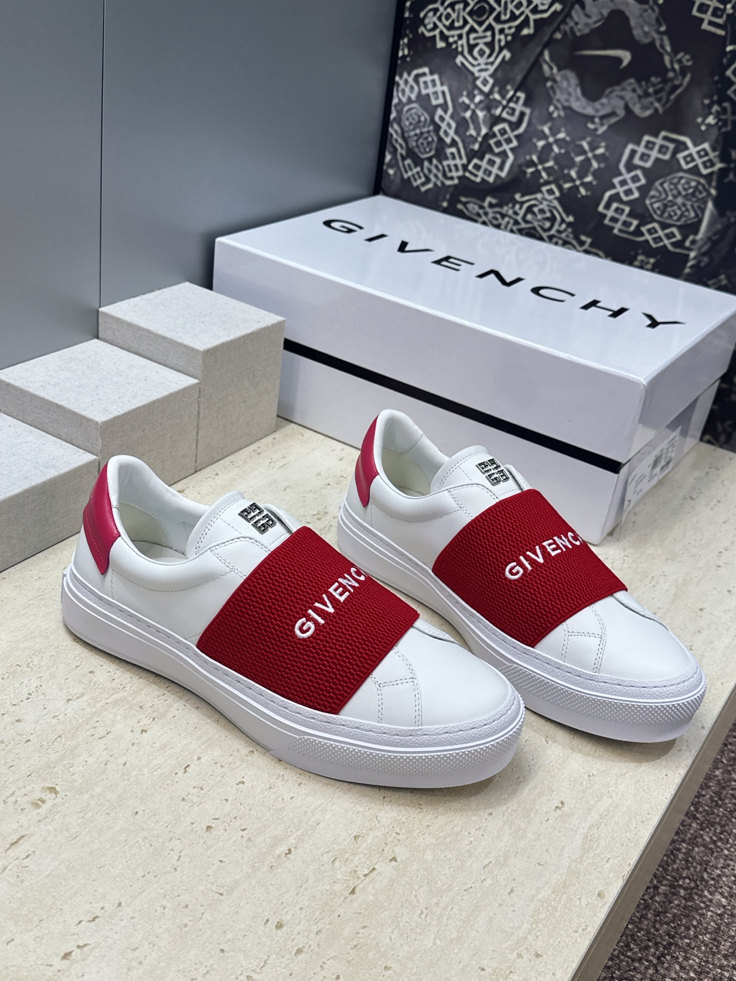 男士+20 顶级版 GIVENCHY 2026春夏经典情侣款弹力橡筋一脚蹬四季休闲鞋 纪梵希印花字母logo五金扣平底圆 男士+20 顶级版 GIVENCHY 2026春夏经典情侣款弹力橡筋一脚蹬四季休闲鞋 纪梵希印花字母logo五金扣平底圆