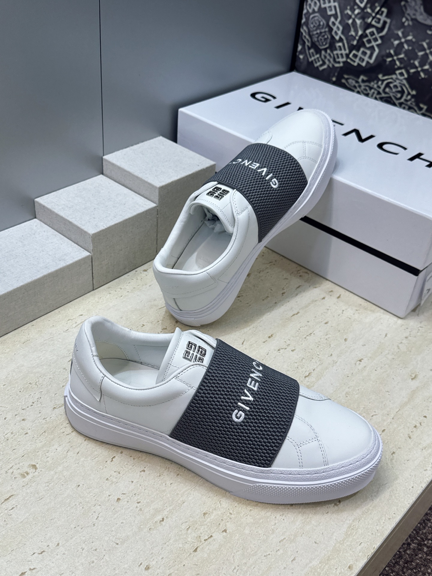 男士+20 顶级版 GIVENCHY 2026春夏经典情侣款弹力橡筋一脚蹬四季休闲鞋 纪梵希印花字母logo五金扣平底圆 男士+20 顶级版 GIVENCHY 2026春夏经典情侣款弹力橡筋一脚蹬四季休闲鞋 纪梵希印花字母logo五金扣平底圆