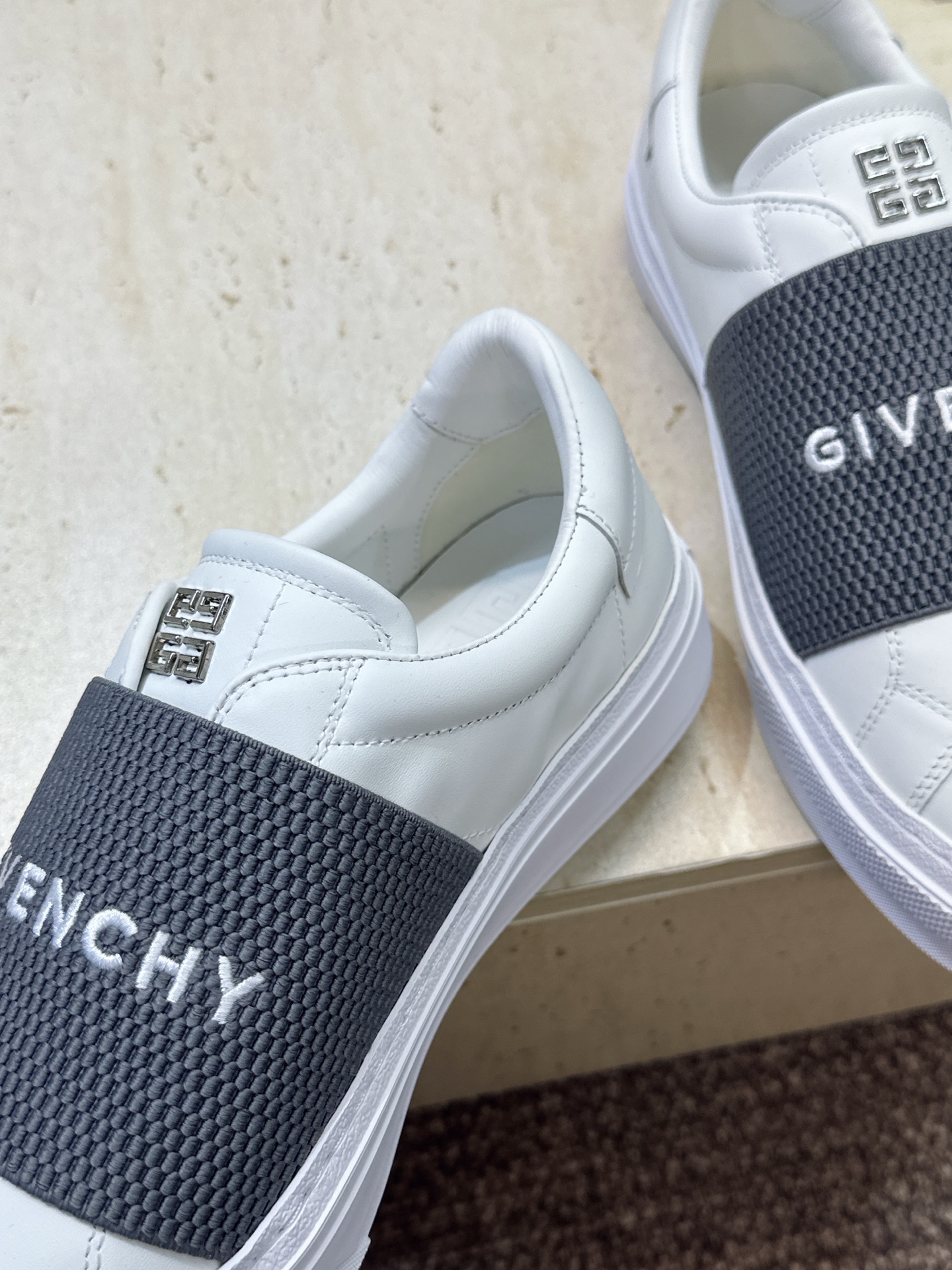 男士+20 顶级版 GIVENCHY 2026春夏经典情侣款弹力橡筋一脚蹬四季休闲鞋 纪梵希印花字母logo五金扣平底圆 男士+20 顶级版 GIVENCHY 2026春夏经典情侣款弹力橡筋一脚蹬四季休闲鞋 纪梵希印花字母logo五金扣平底圆