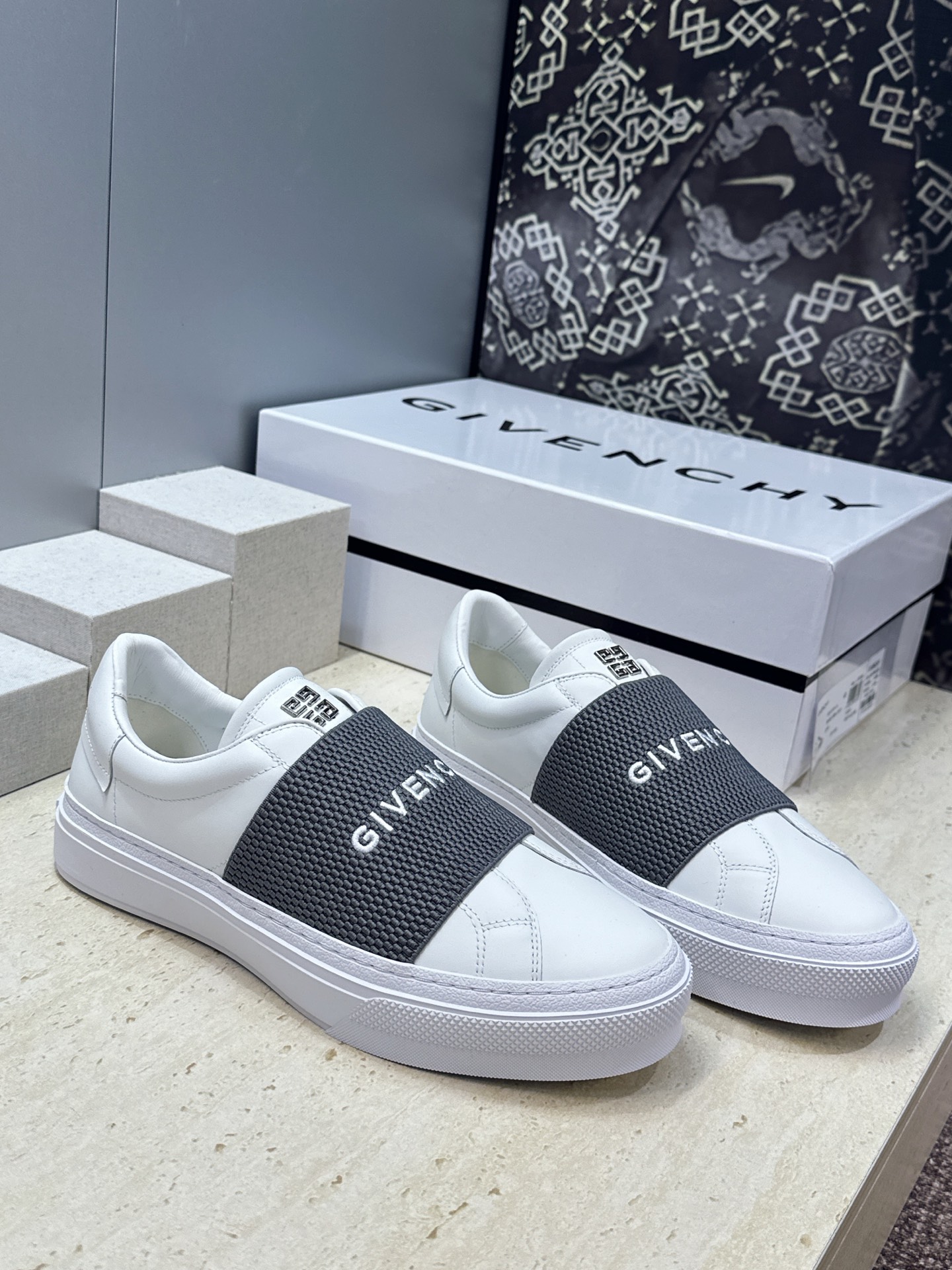 男士+20 顶级版 GIVENCHY 2026春夏经典情侣款弹力橡筋一脚蹬四季休闲鞋 纪梵希印花字母logo五金扣平底圆 男士+20 顶级版 GIVENCHY 2026春夏经典情侣款弹力橡筋一脚蹬四季休闲鞋 纪梵希印花字母logo五金扣平底圆